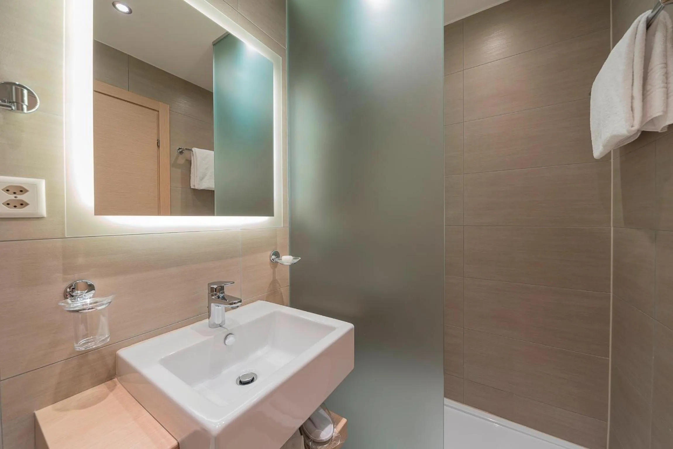 Shower in Starling Hôtel Résidence Genève