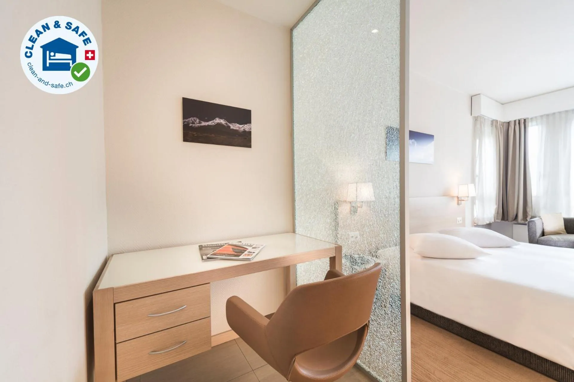 Photo of the whole room, Bed in Starling Hôtel Résidence Genève