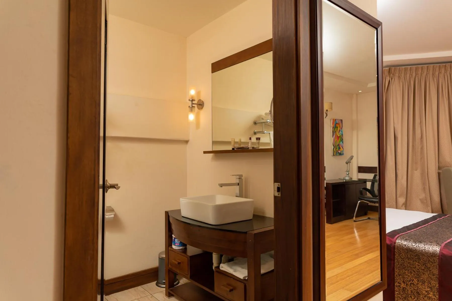 Bathroom, Bed in Herdmanston Lodge Hotel
