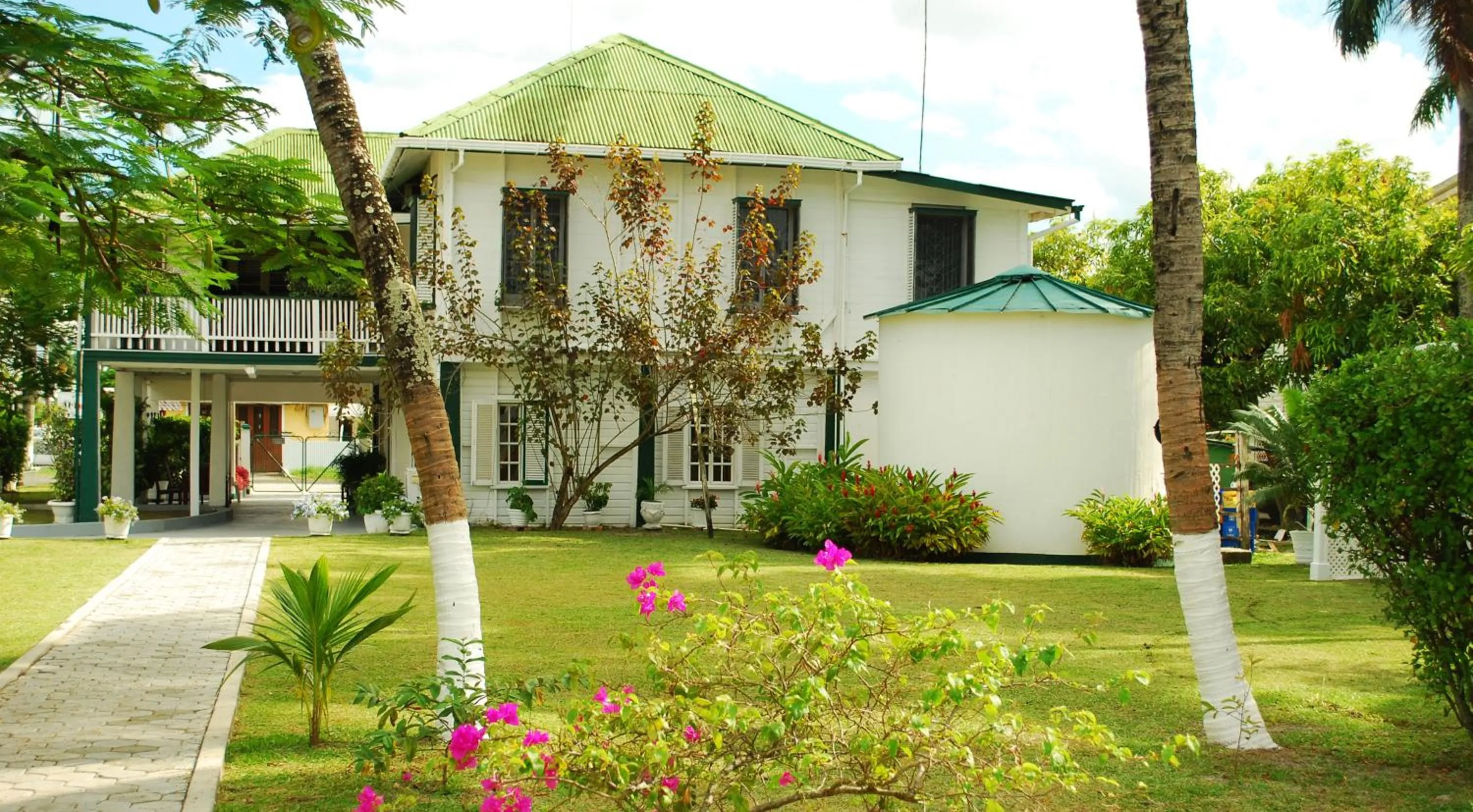 Garden in Herdmanston Lodge Hotel