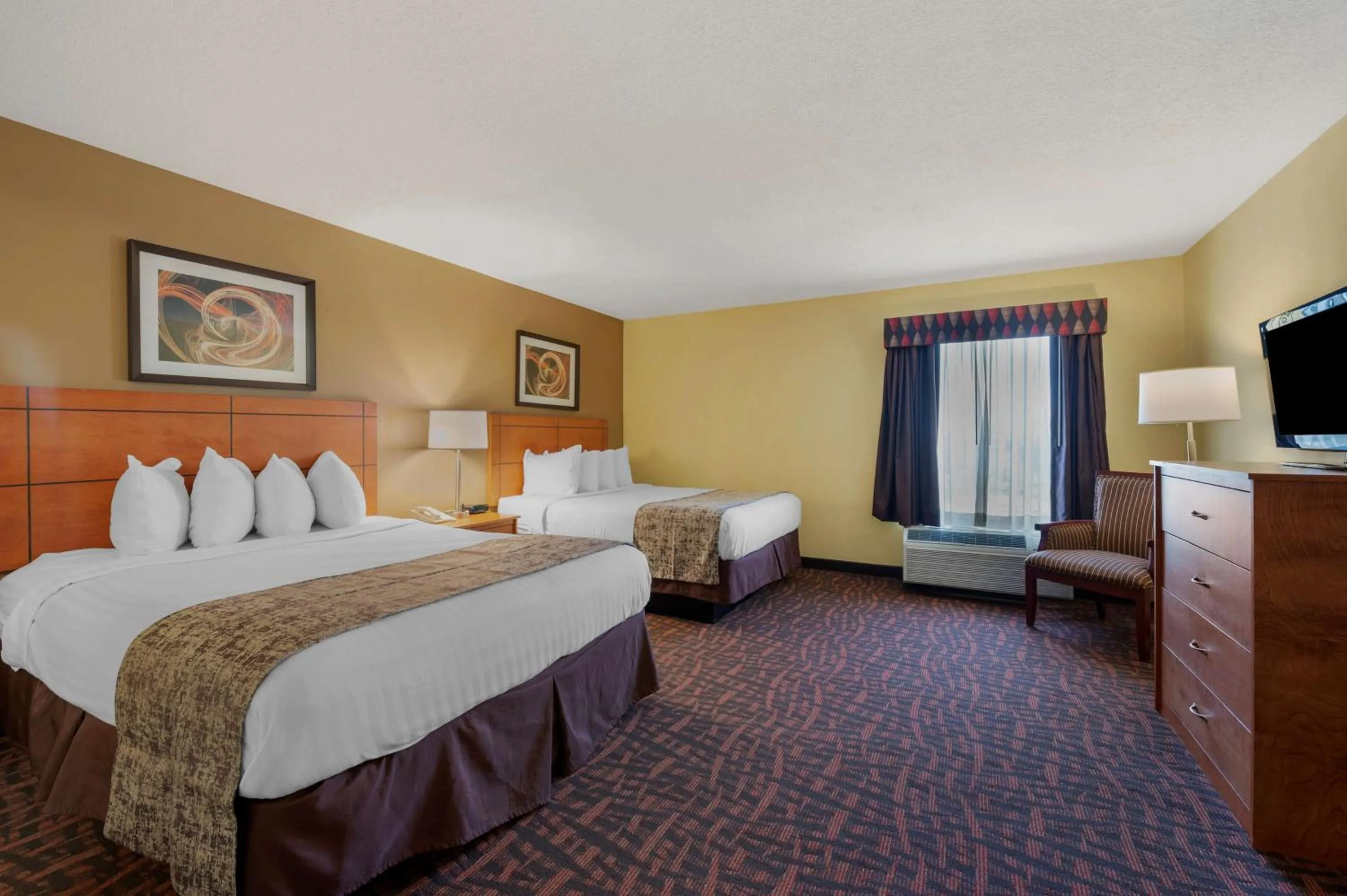 Photo of the whole room, Bed in Best Western Louisville East Inn & Suites