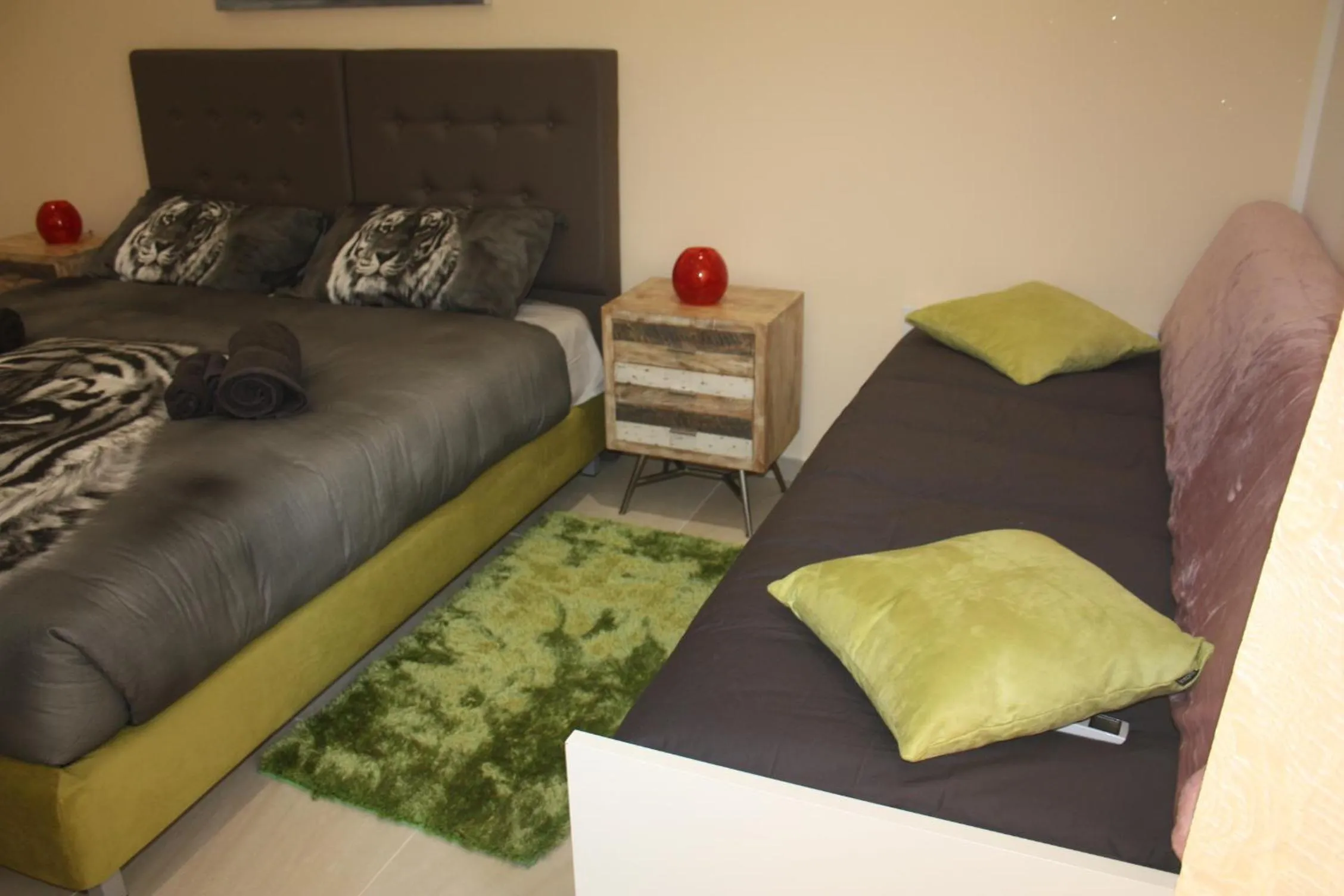 Living room, Bed in B&B Epipoli