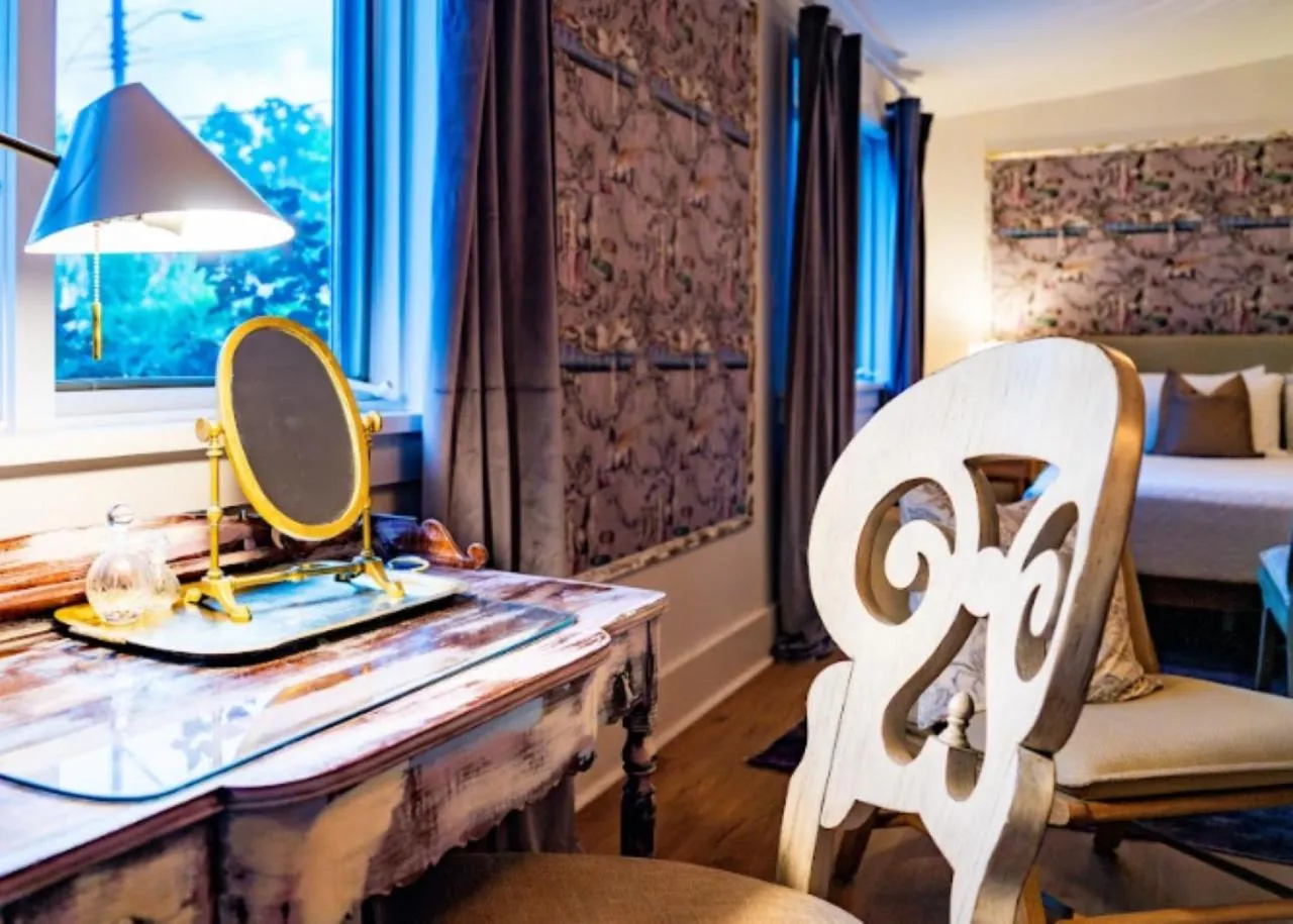 Decorative detail, Bed in Twin Gables of Woodstock