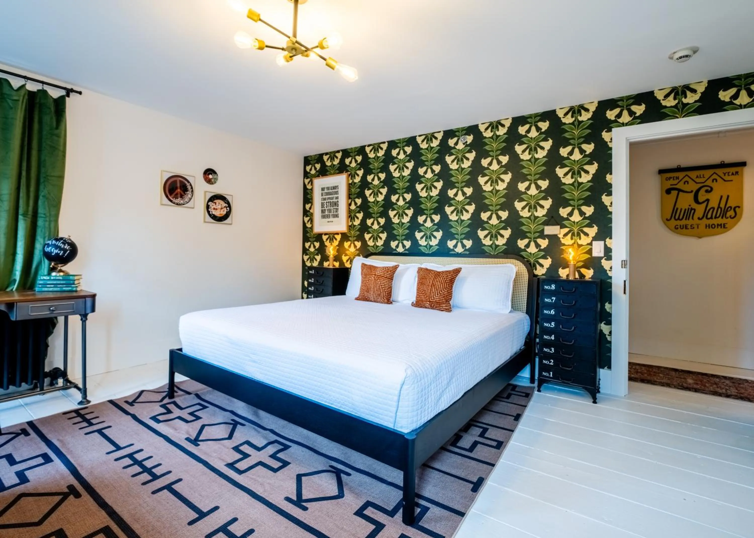 Bedroom, Bed in Twin Gables of Woodstock