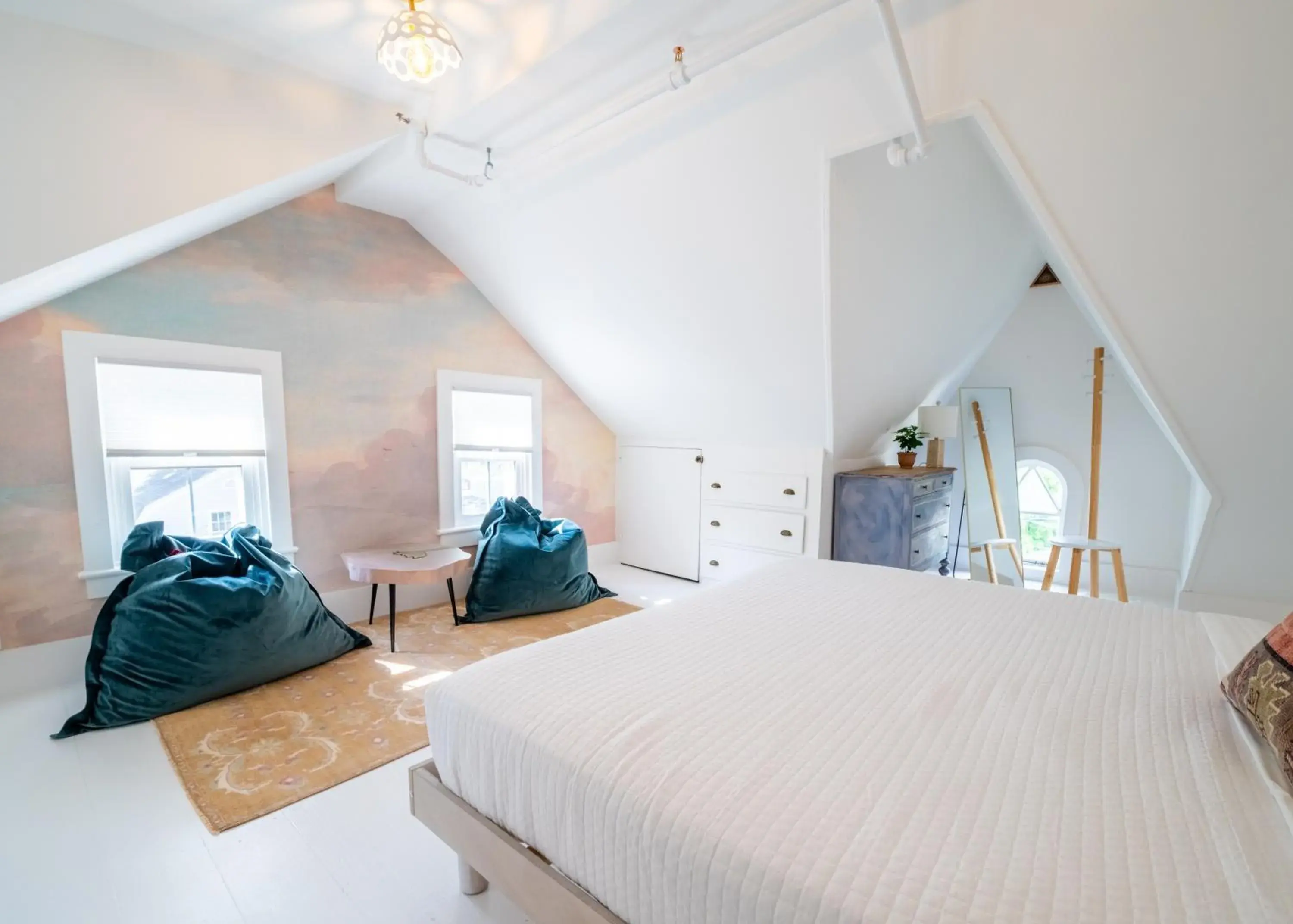 King Room in Twin Gables of Woodstock King Room in Twin Gables of Woodstock