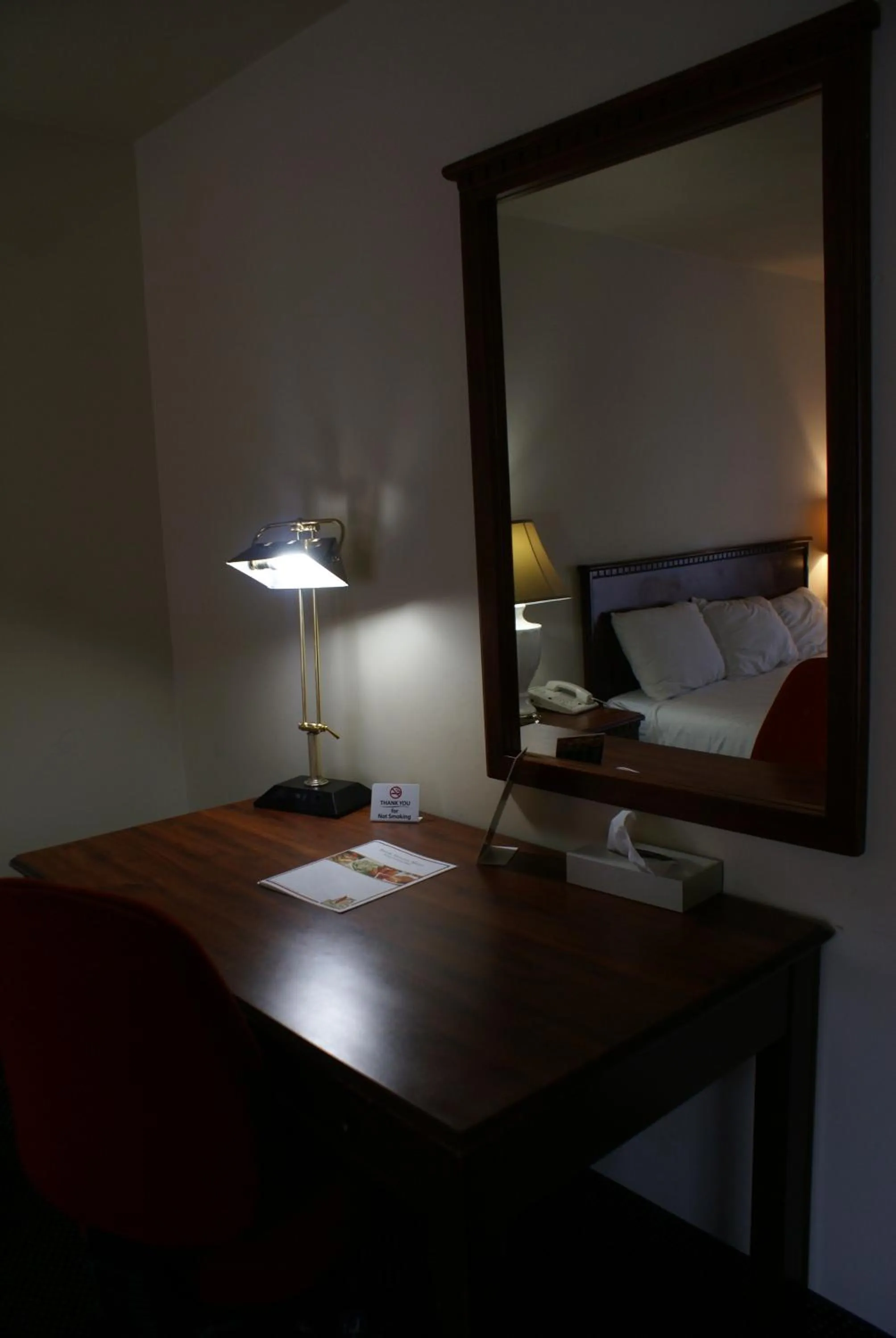 Seating area, Bed in Queens Inn Anaheim