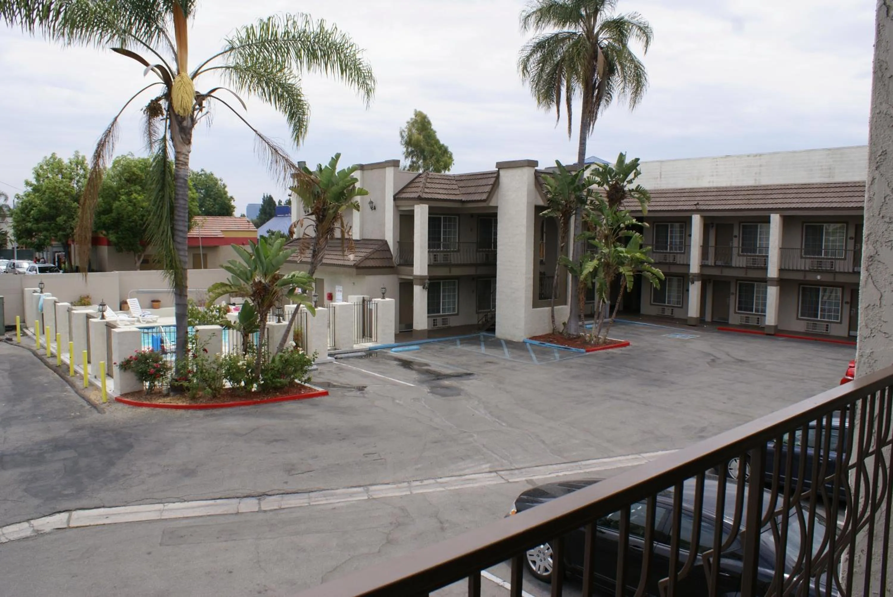 Facade/entrance in Queens Inn Anaheim