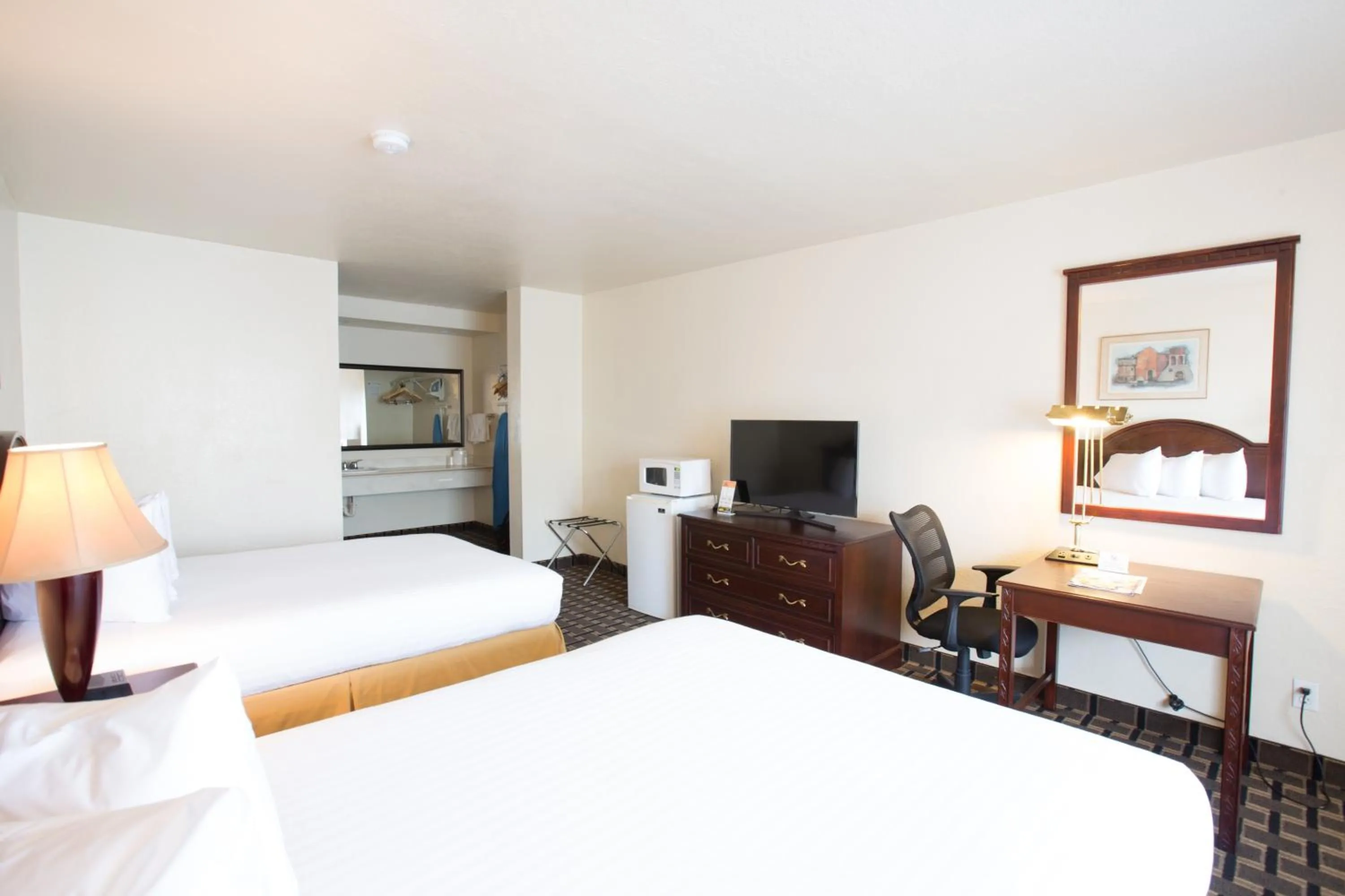 Bed in Queens Inn Anaheim