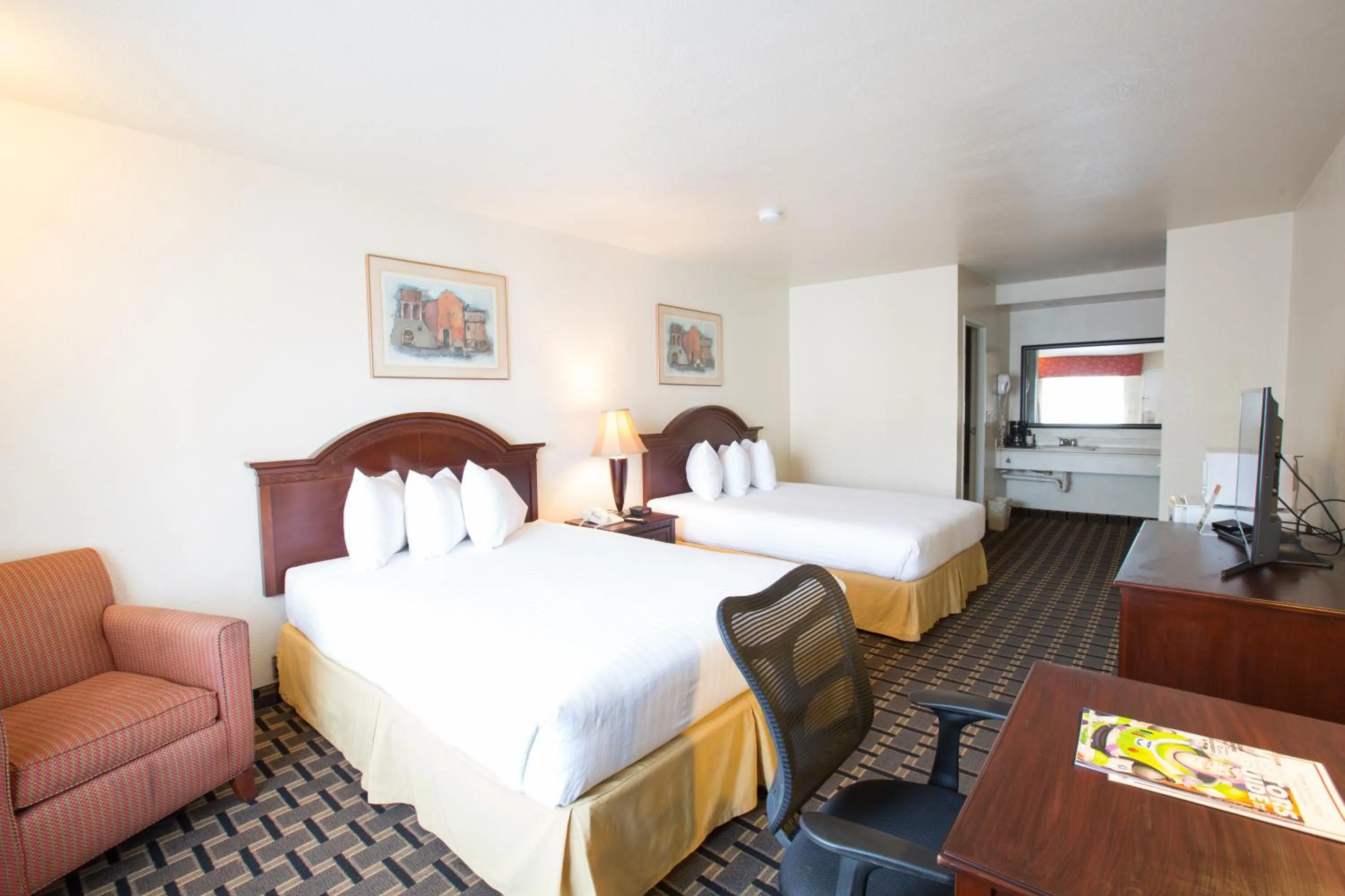 Bed in Queens Inn Anaheim