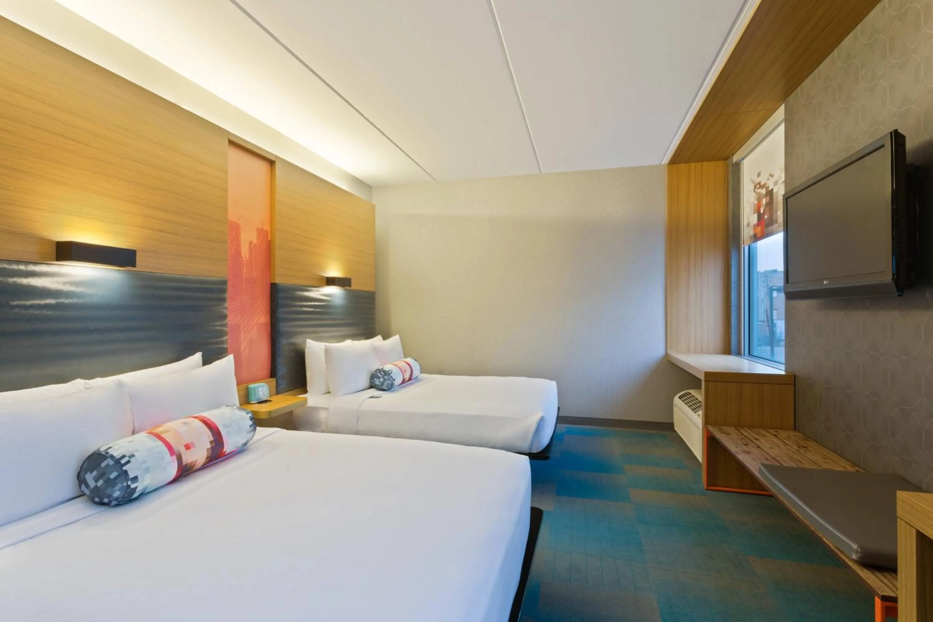Photo of the whole room, Bed in Aloft Birmingham Soho Square