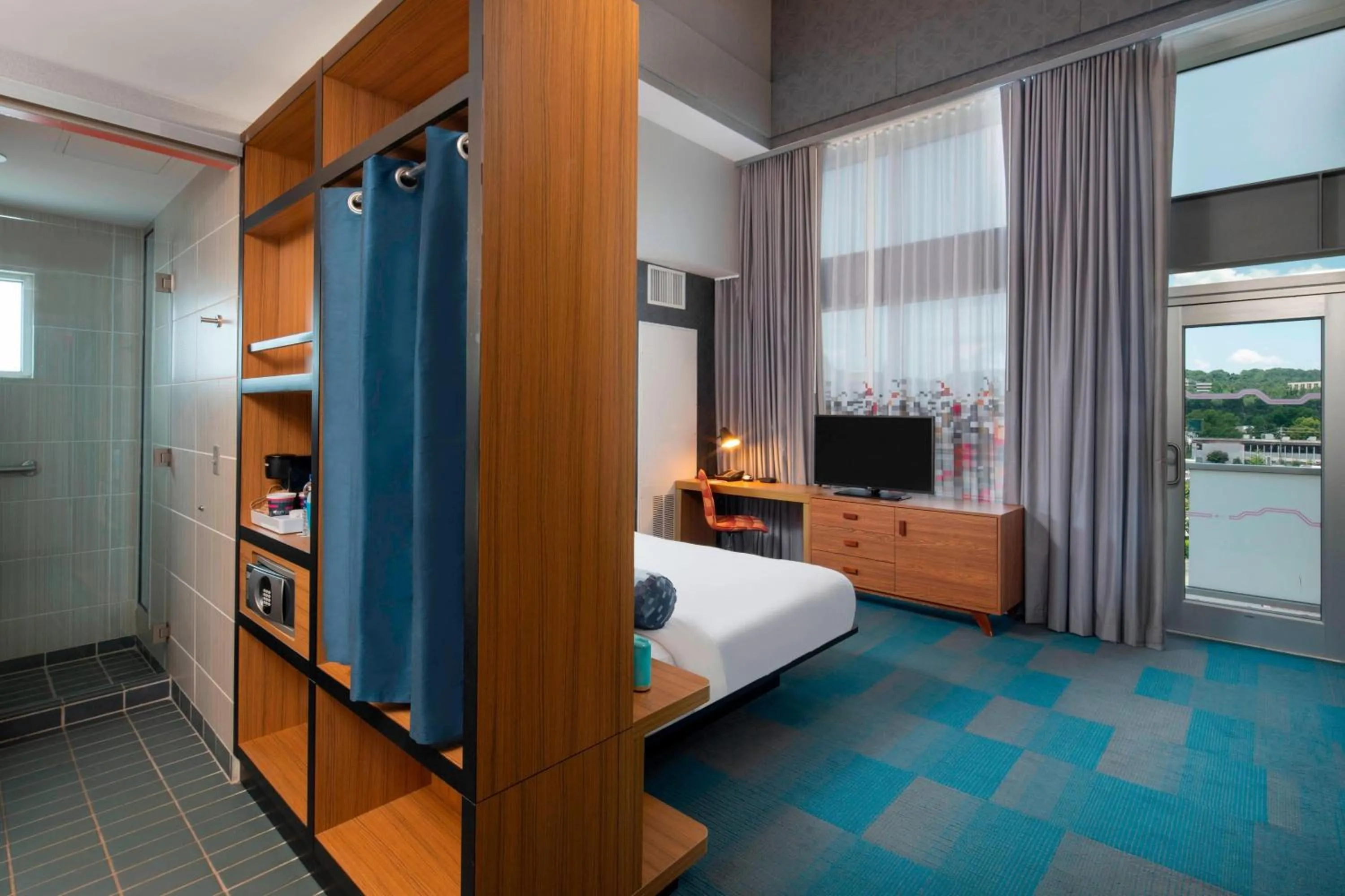 Photo of the whole room, Bed in Aloft Birmingham Soho Square