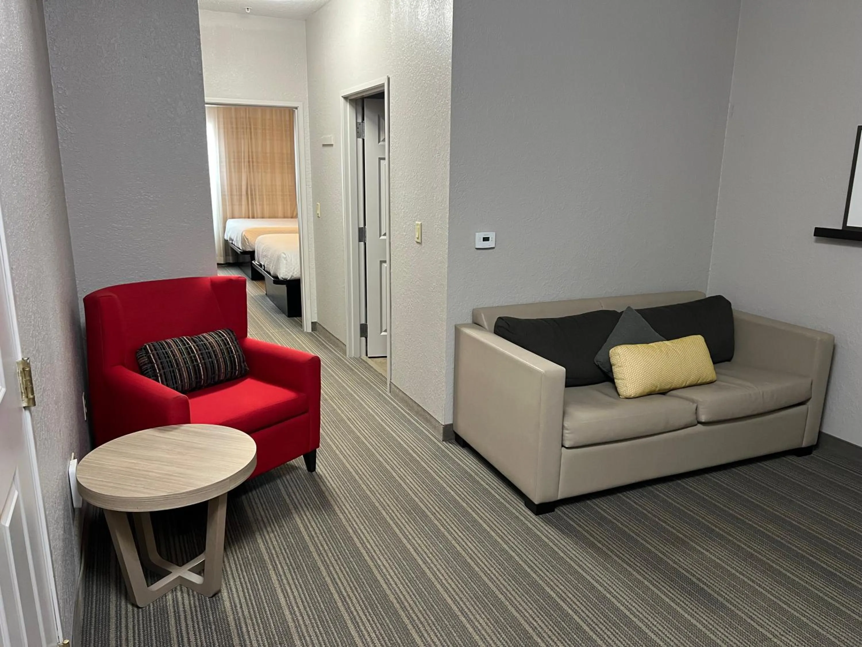 Living room in Country Inn & Suites by Radisson, Green Bay East, WI