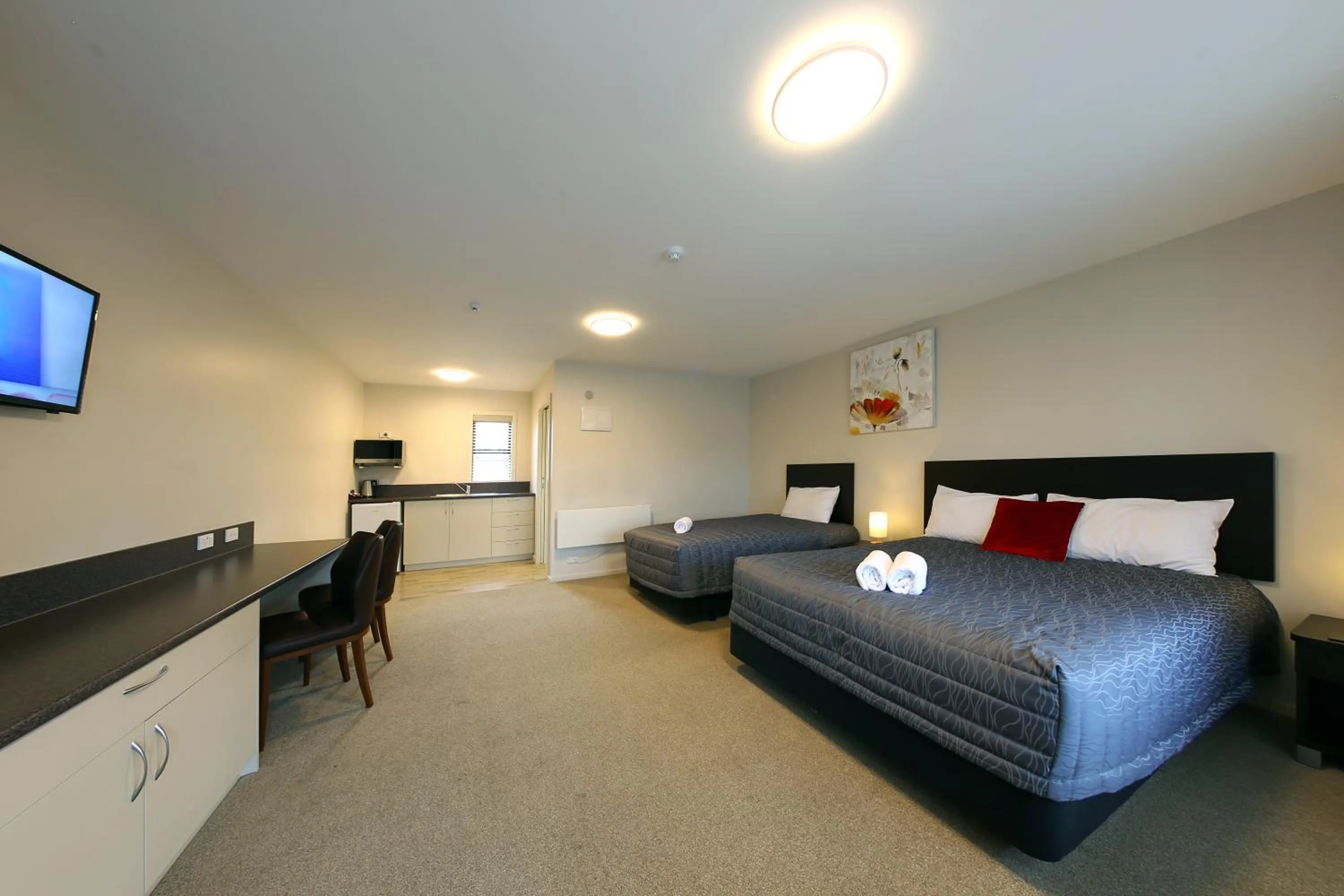 Photo of the whole room, Bed in Heritage Court Lodge Oamaru