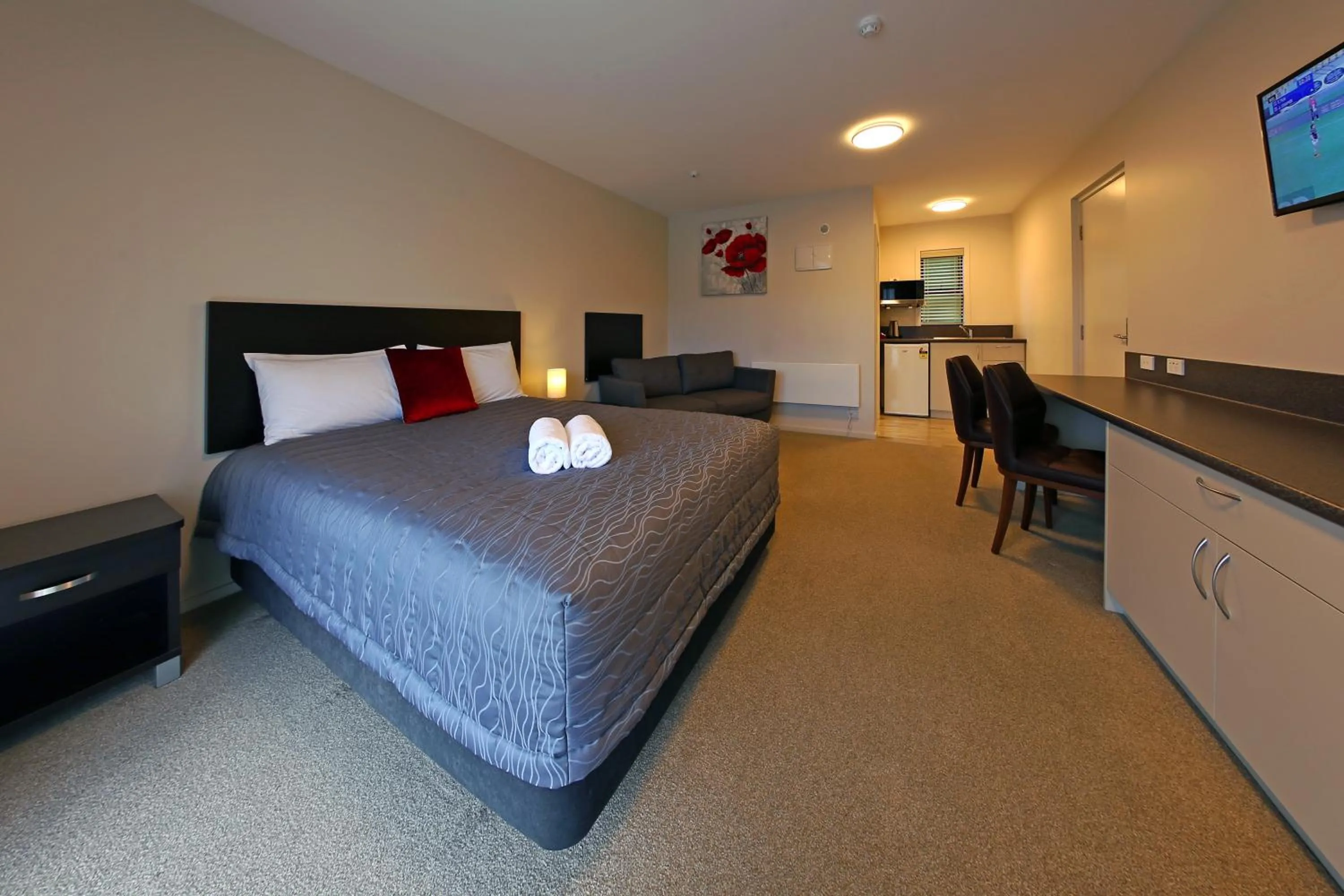 Photo of the whole room, Bed in Heritage Court Lodge Oamaru