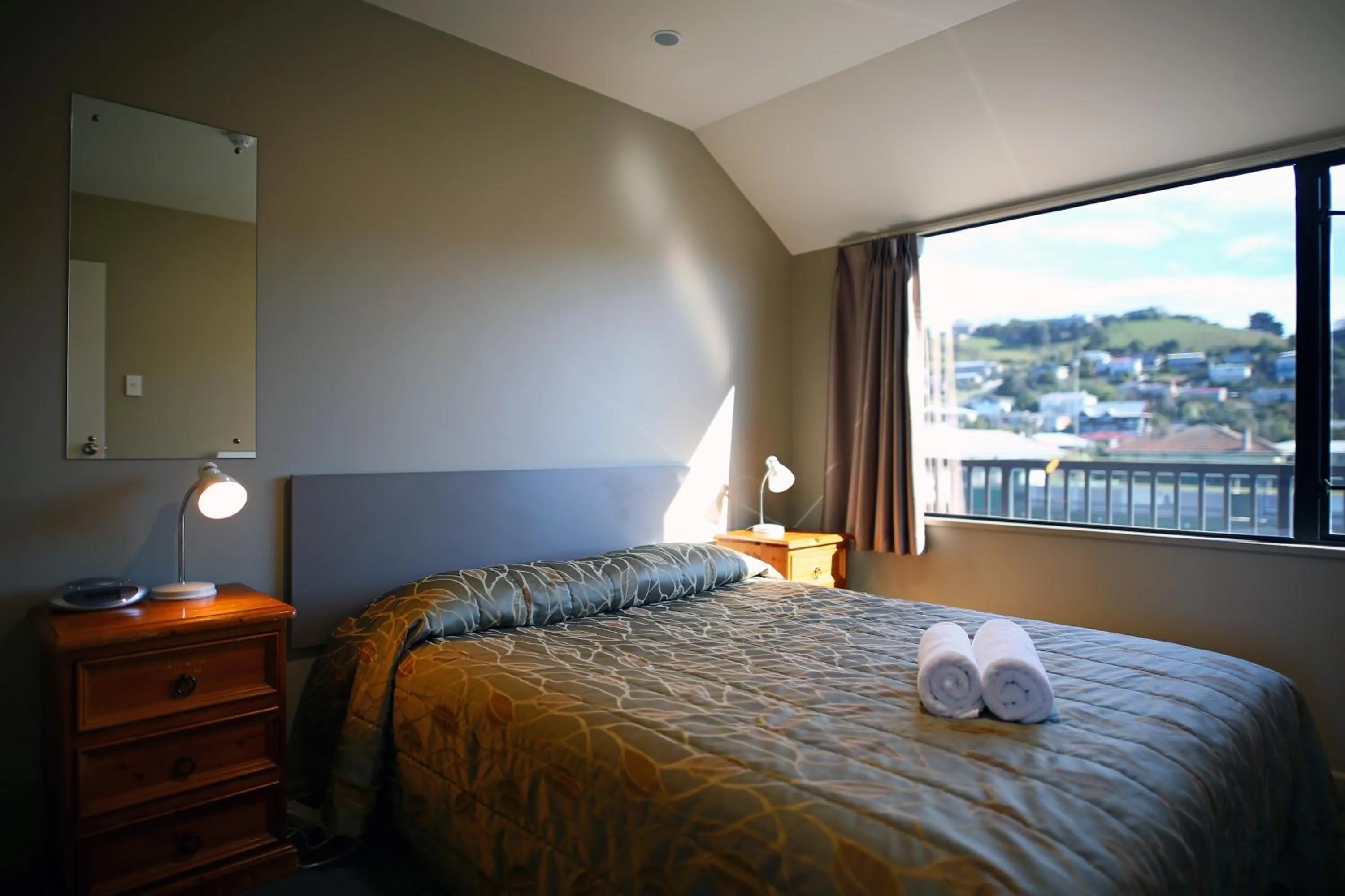 Bedroom, Bed in Heritage Court Lodge Oamaru