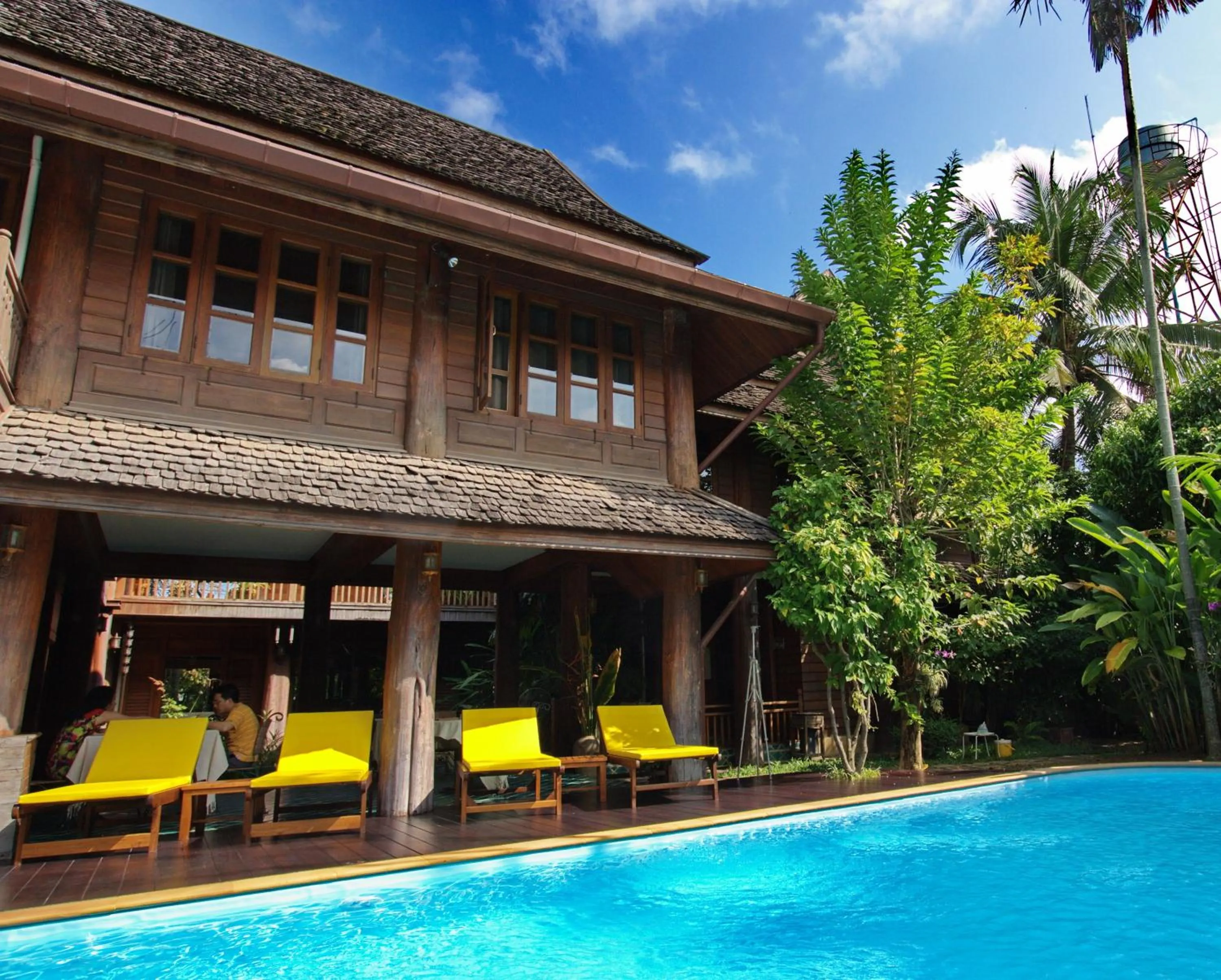 Facade/entrance in Ruen Come In