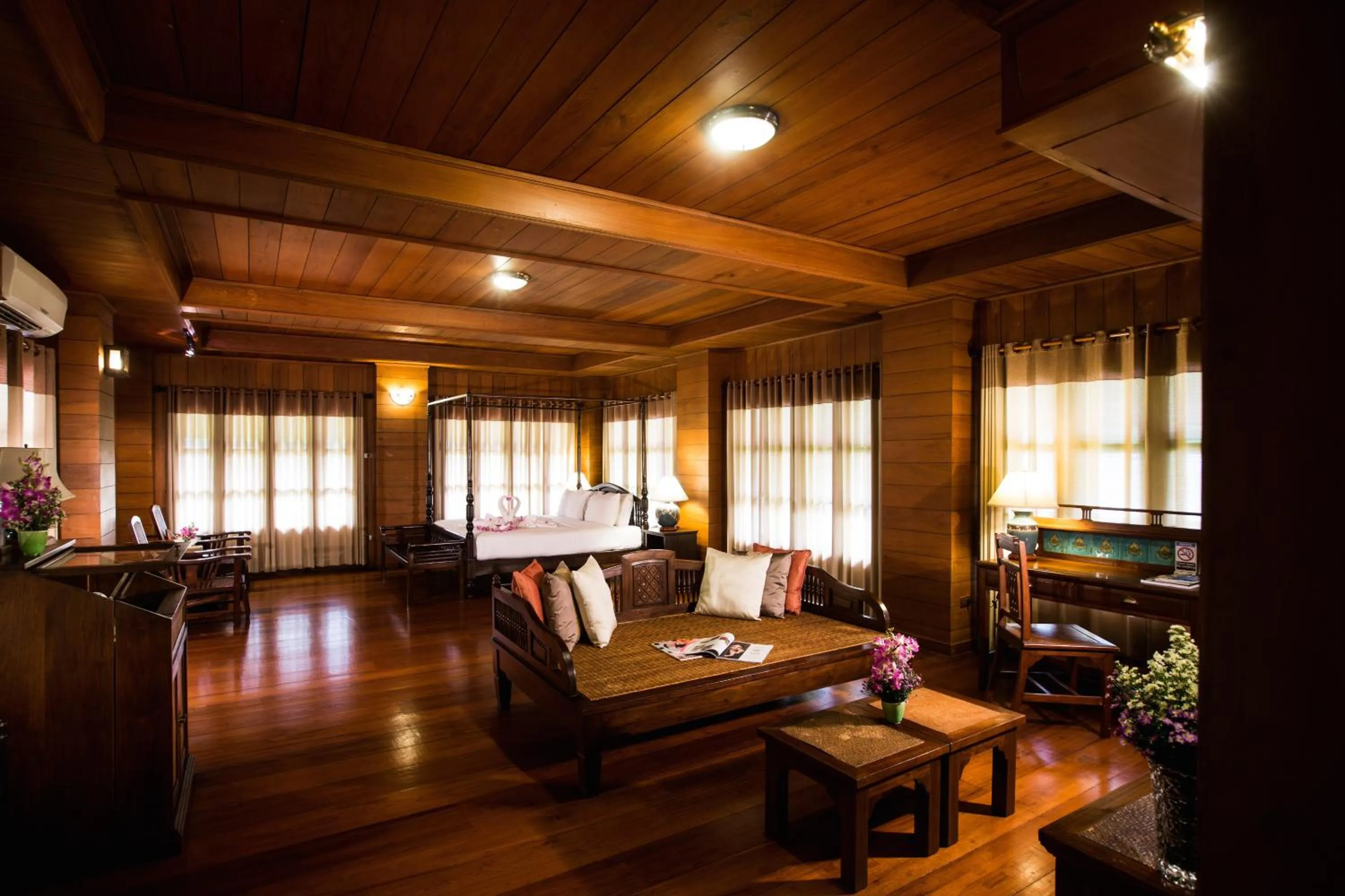 Seating area in Ruen Come In