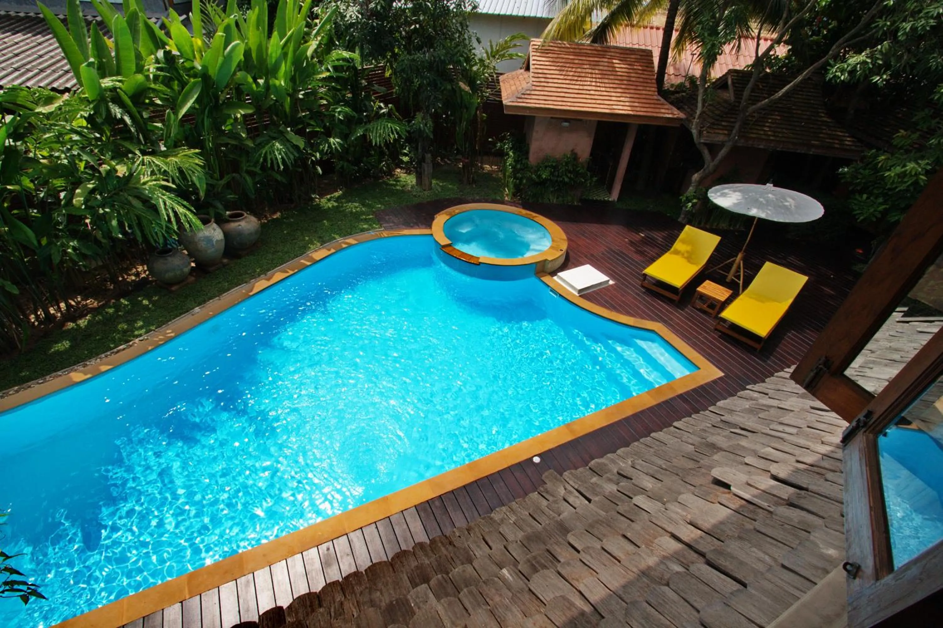 Pool view in Ruen Come In