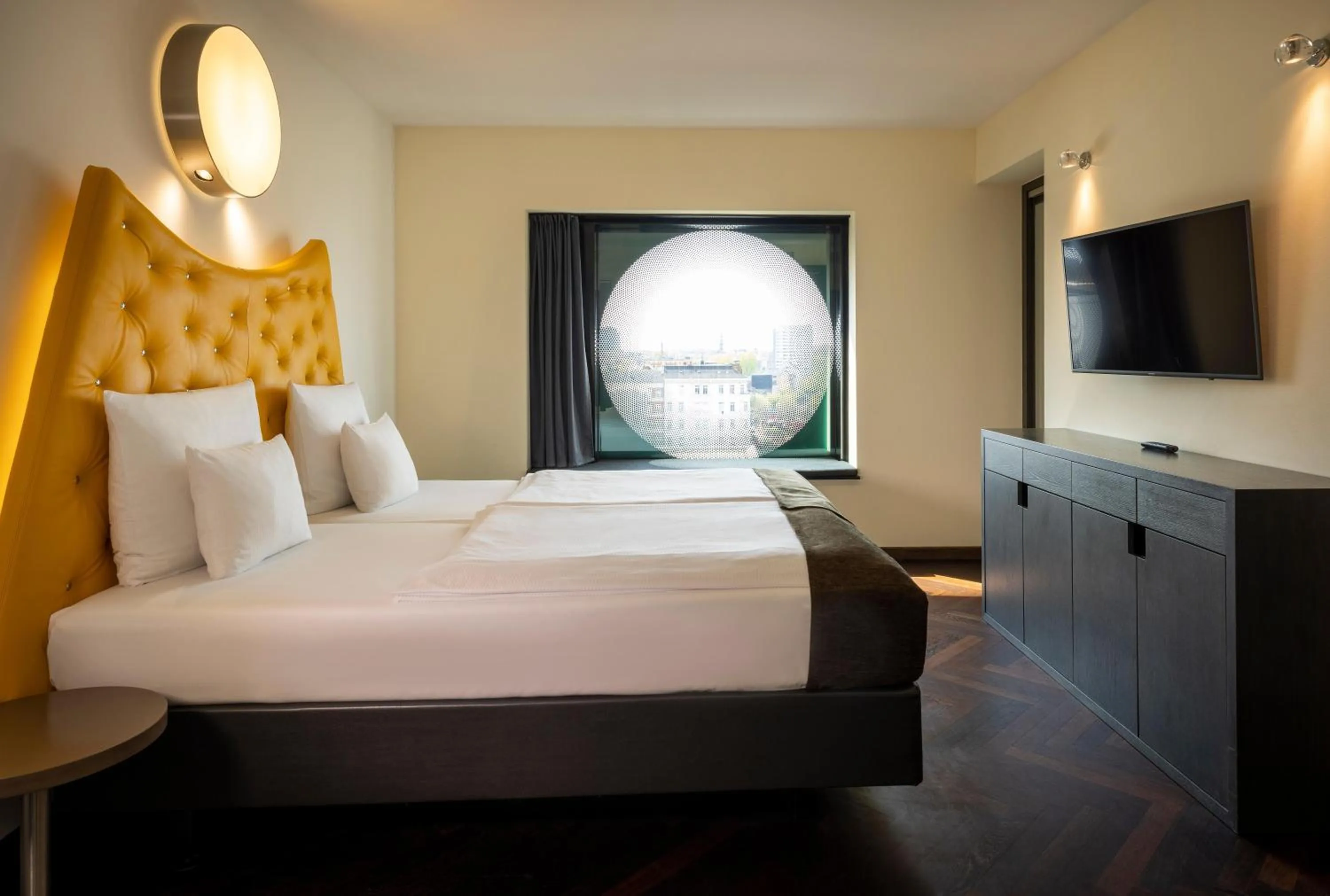 TV and multimedia, Bed in ARCOTEL Onyx Hamburg