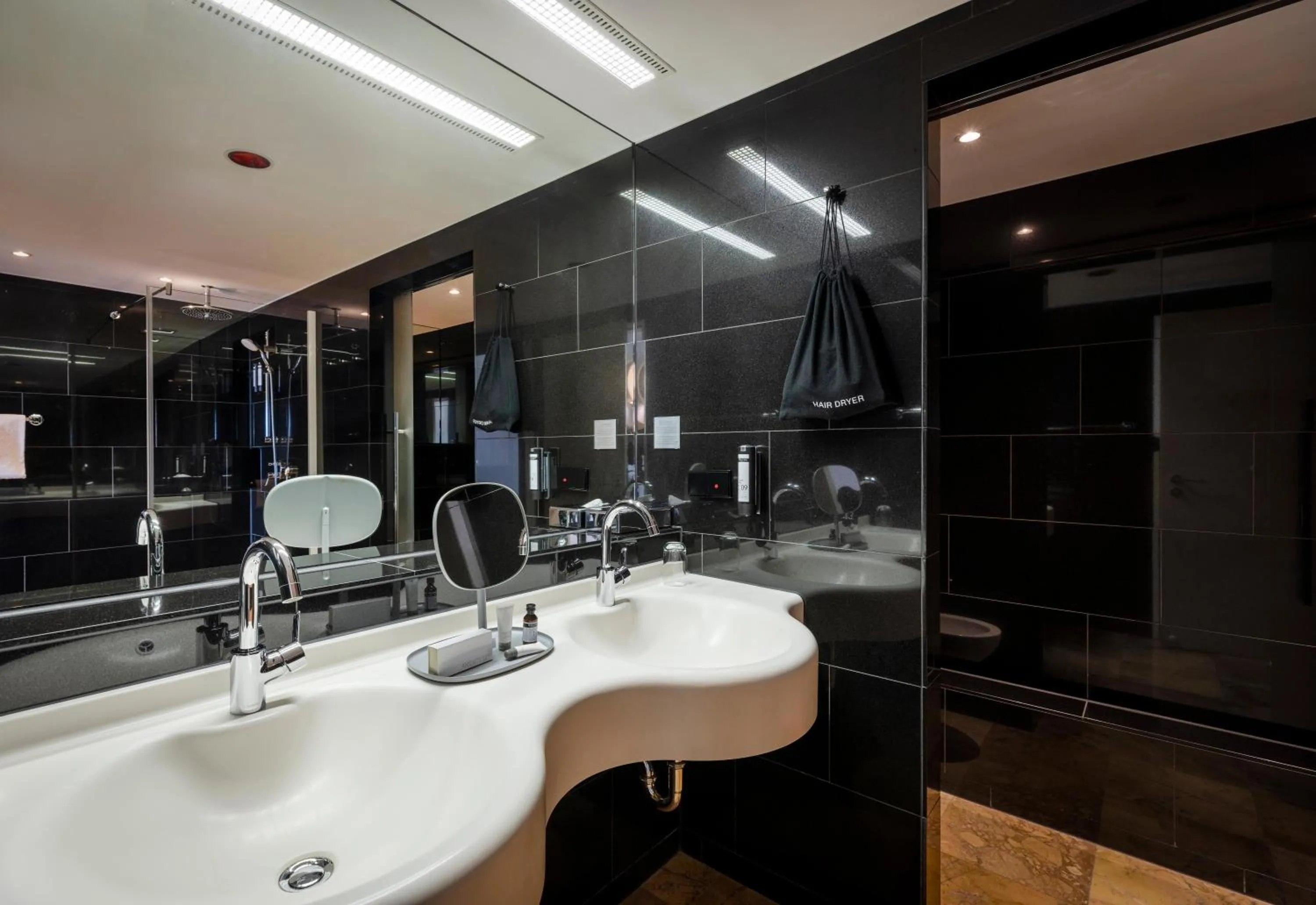 Shower in ARCOTEL Onyx Hamburg