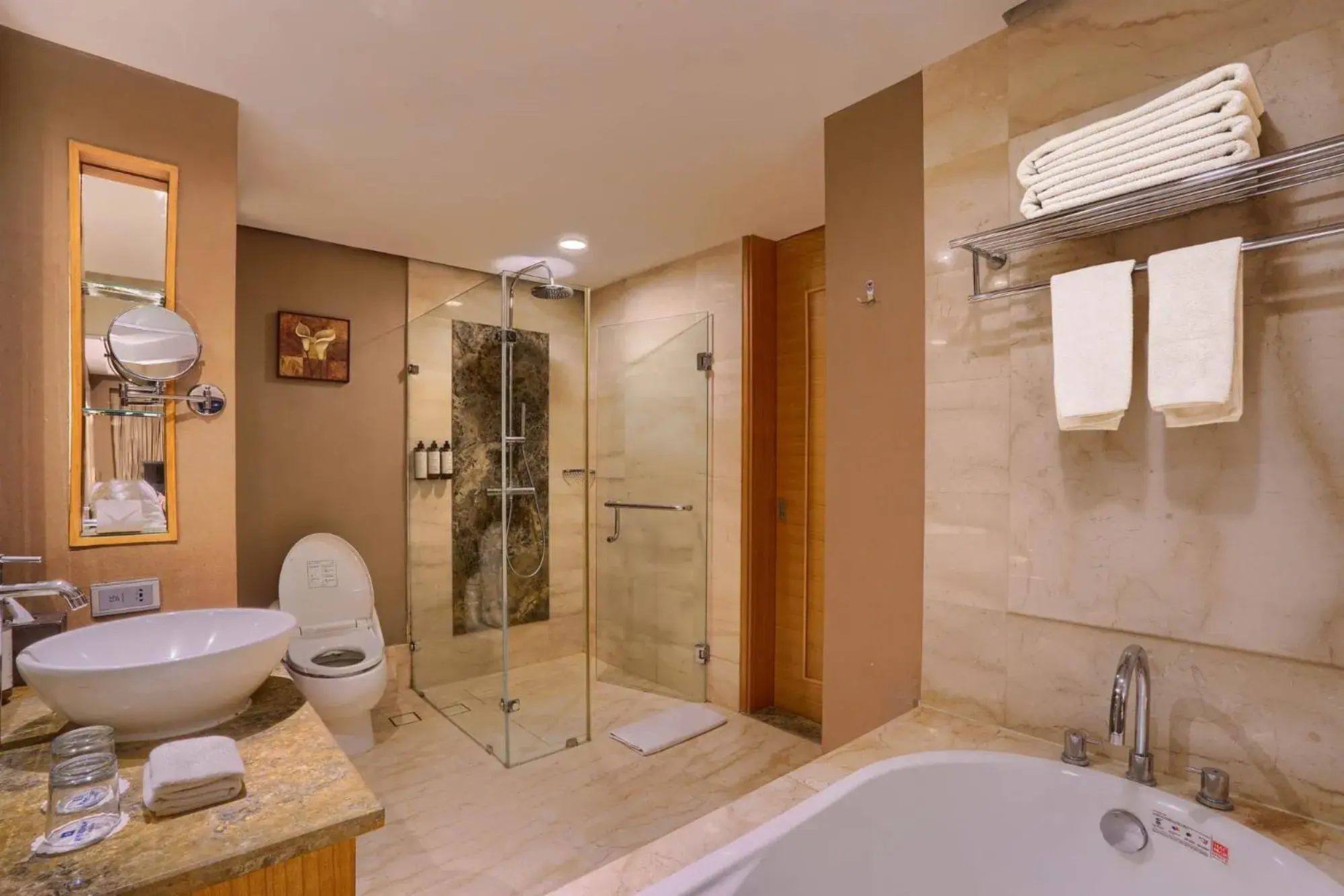 Deluxe King Room - Smoking in Wyndham Surabaya Deluxe King Room - Smoking in Wyndham Surabaya