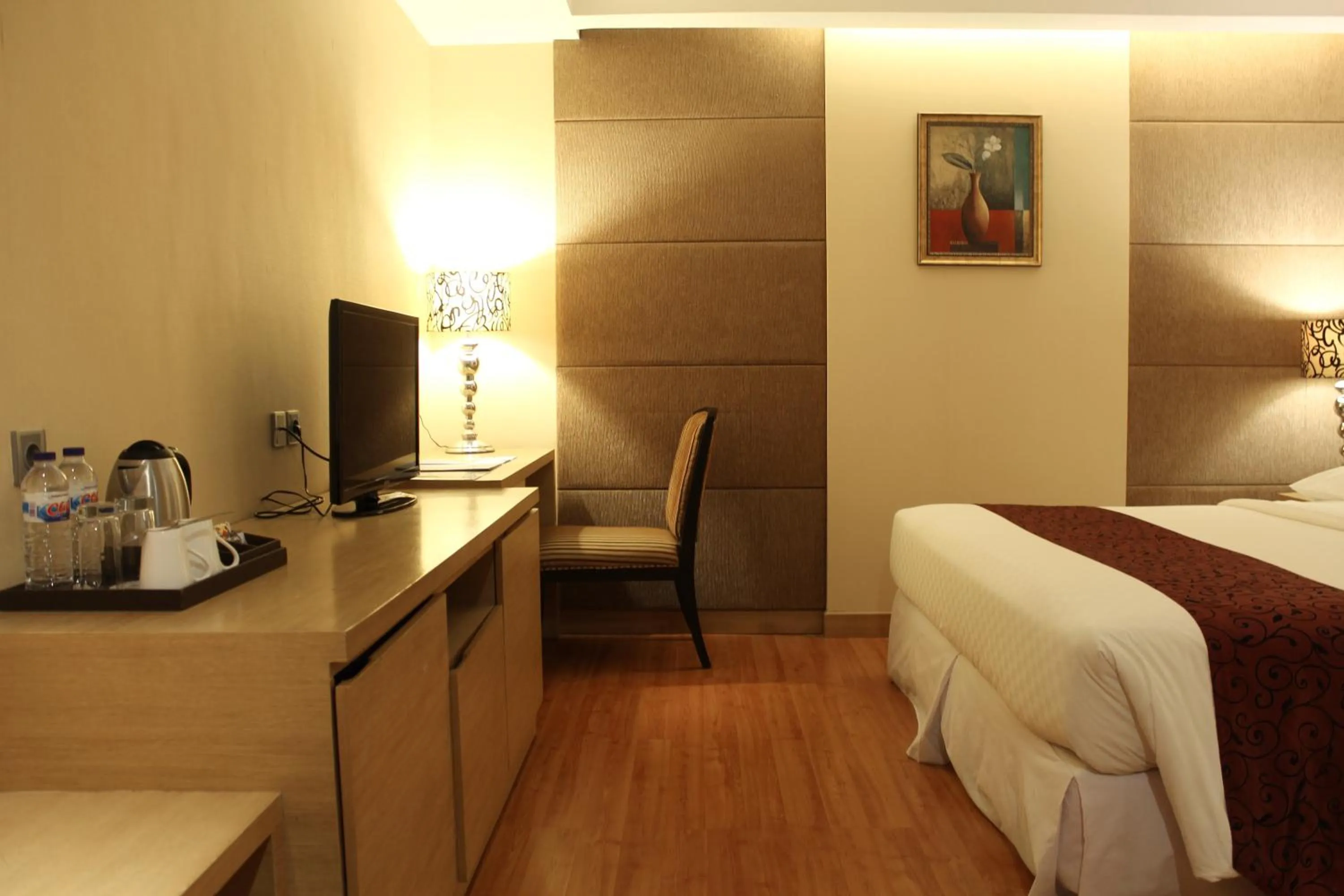 Photo of the whole room, Bed in Wyndham Surabaya