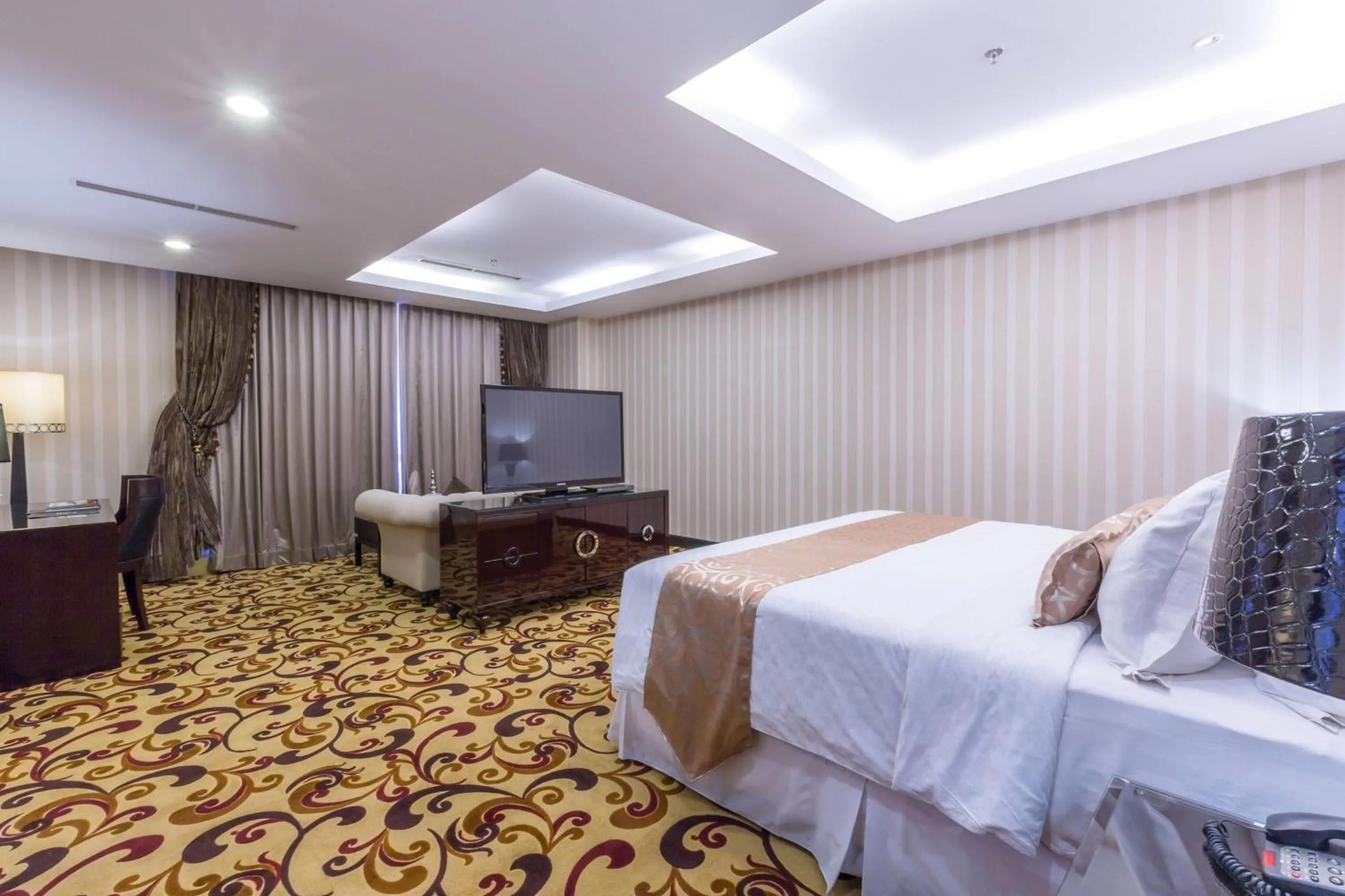 Photo of the whole room, Bed in Wyndham Surabaya