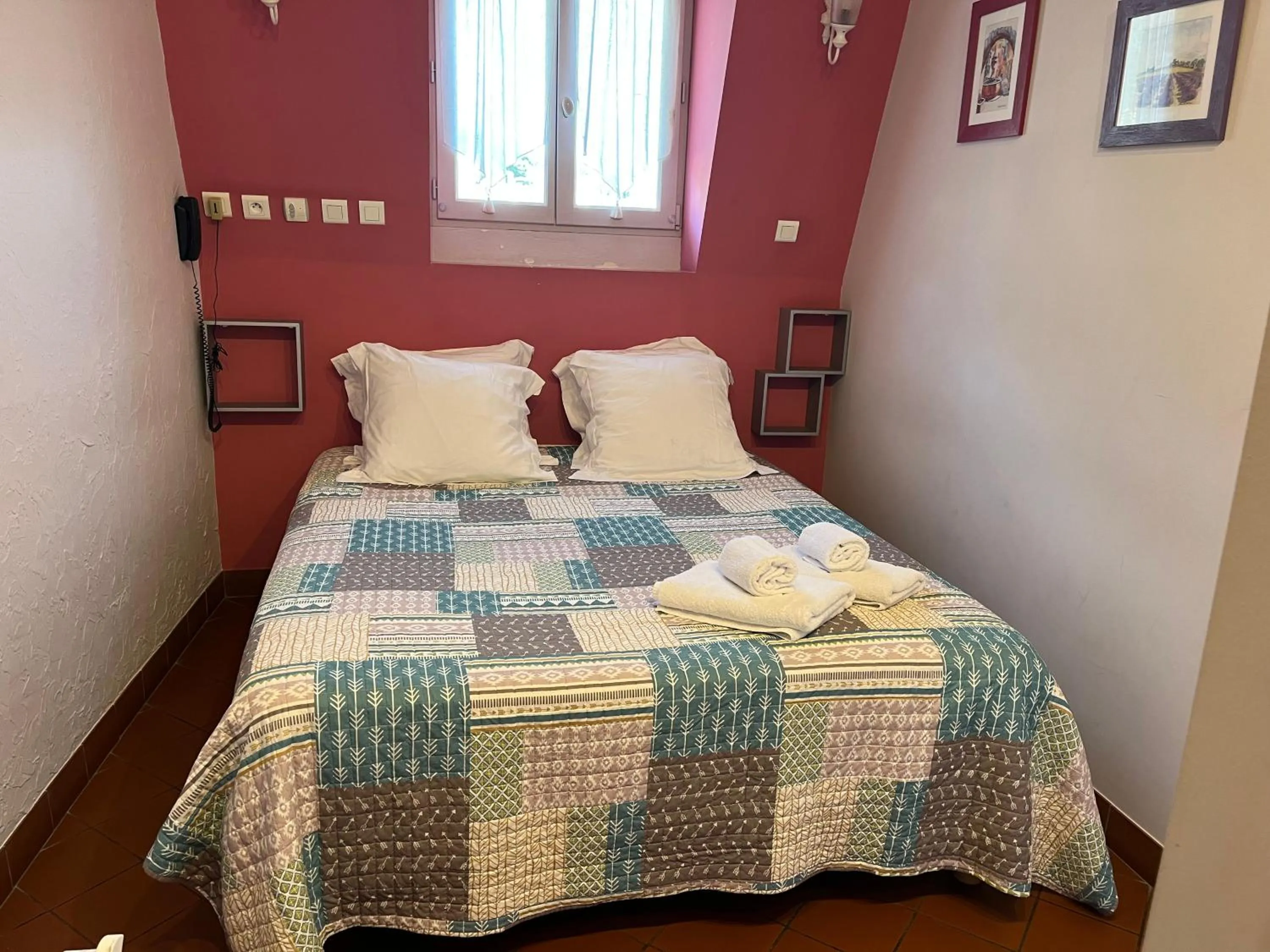 Bedroom in La Villa Roseraie , Hôtel Familial OUVERT TOUTE L ANNEE