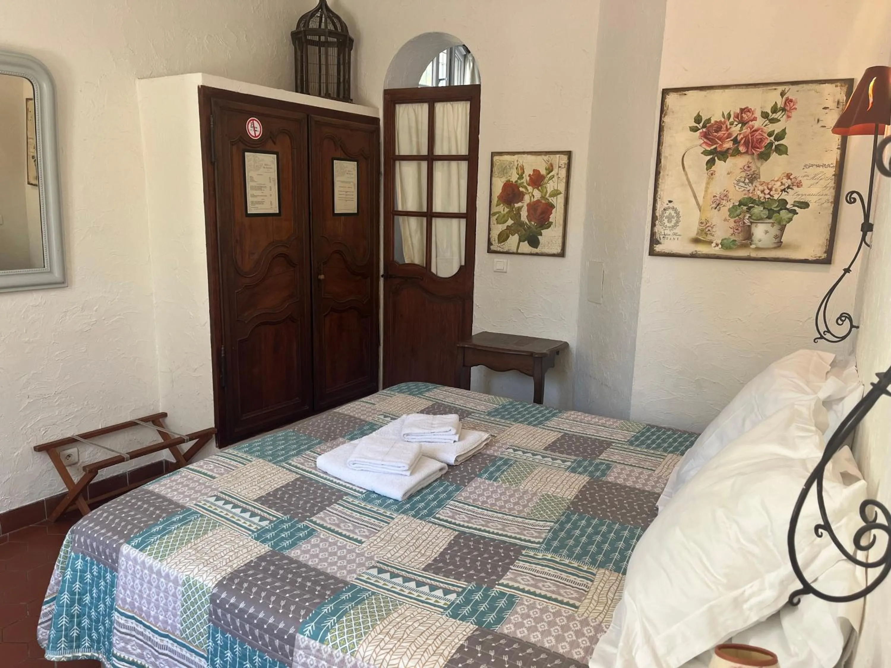 Bedroom in La Villa Roseraie , Hôtel Familial OUVERT TOUTE L ANNEE