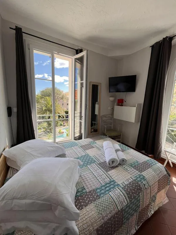 Bedroom in La Villa Roseraie , Hôtel Familial OUVERT TOUTE L ANNEE