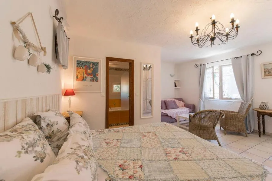 Bedroom in La Villa Roseraie , Hôtel Familial OUVERT TOUTE L ANNEE