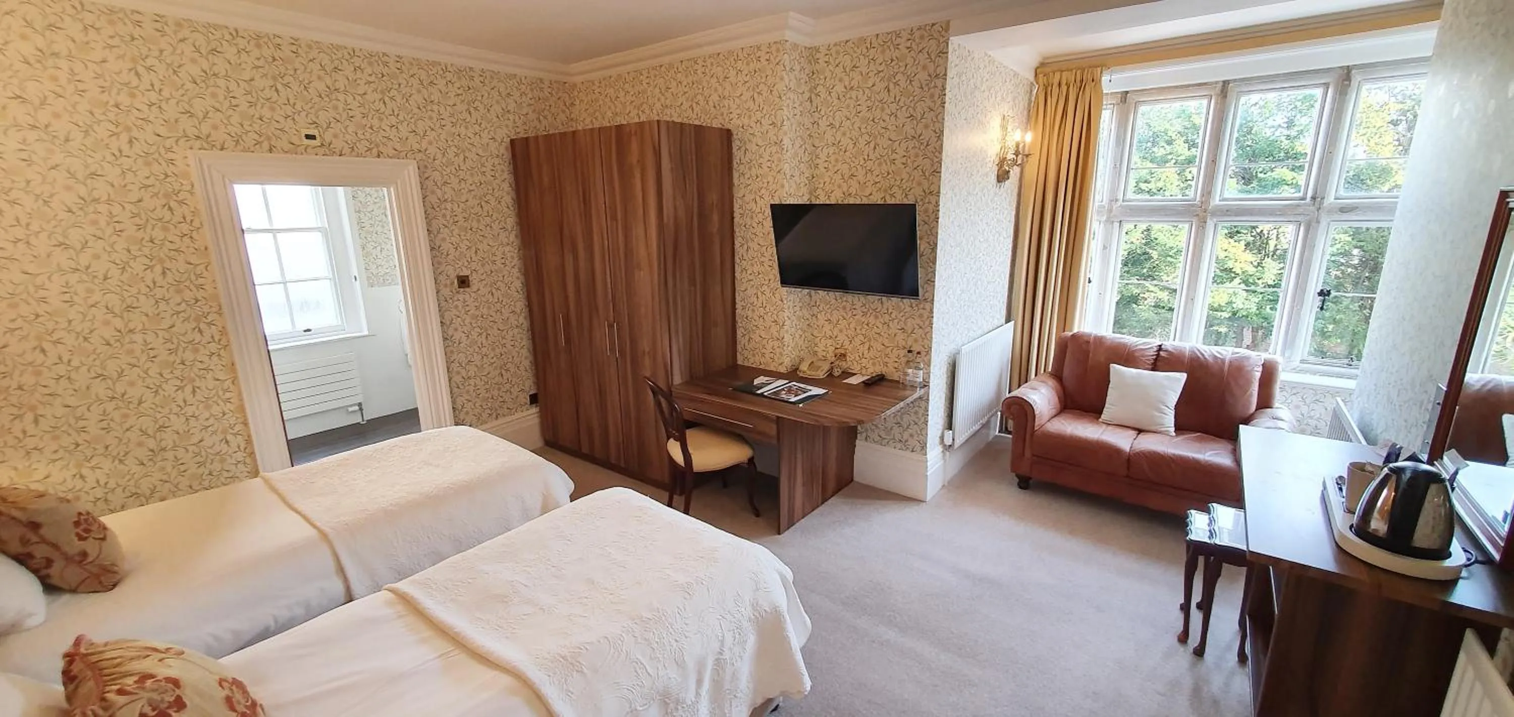 Bed in Chiseldon House Hotel