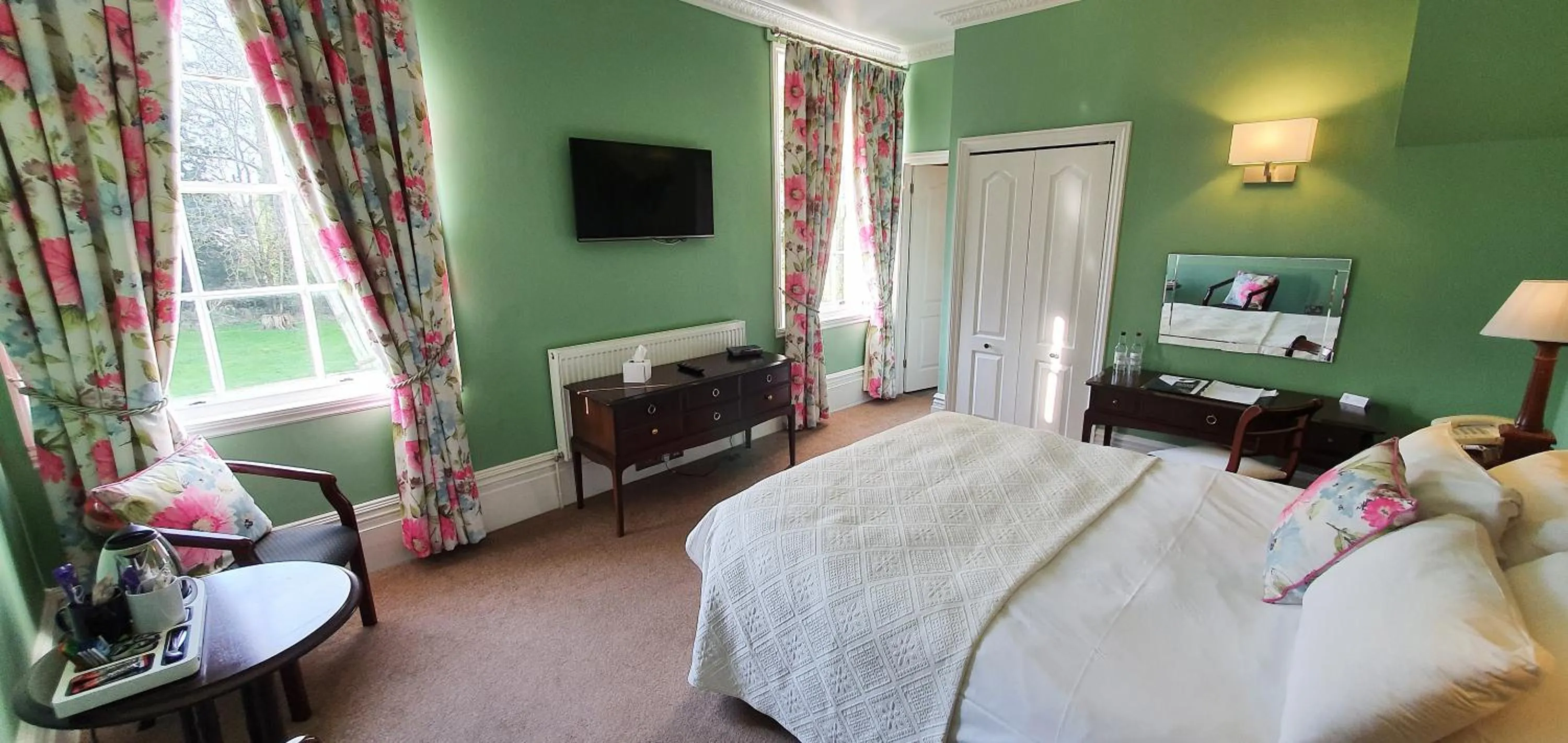 Bed in Chiseldon House Hotel