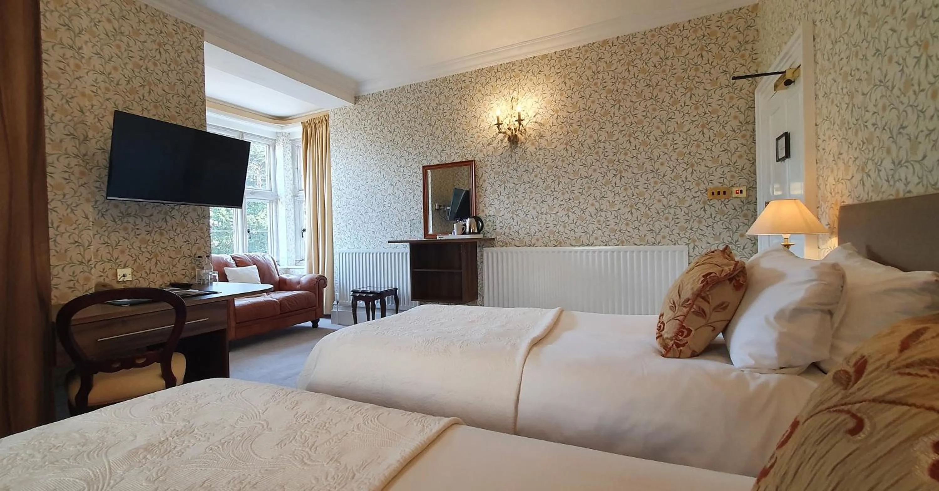 Bed in Chiseldon House Hotel