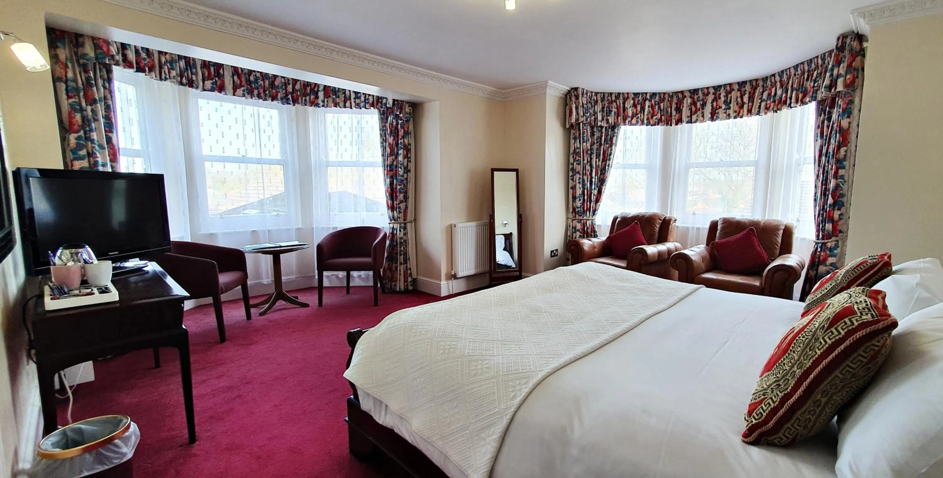 Bed in Chiseldon House Hotel