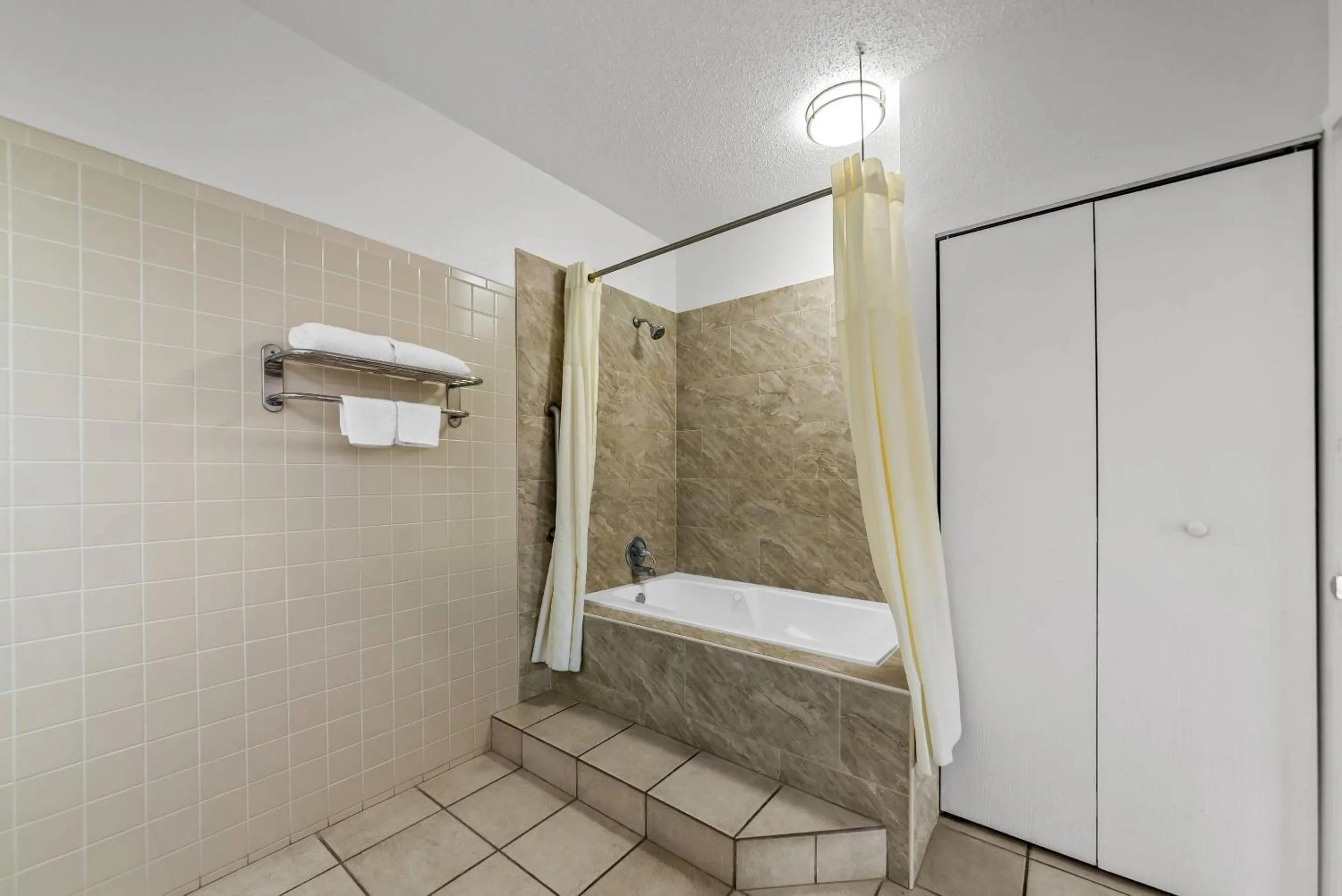 Bedroom in Quality Inn Weeki Wachee - Spring Hill