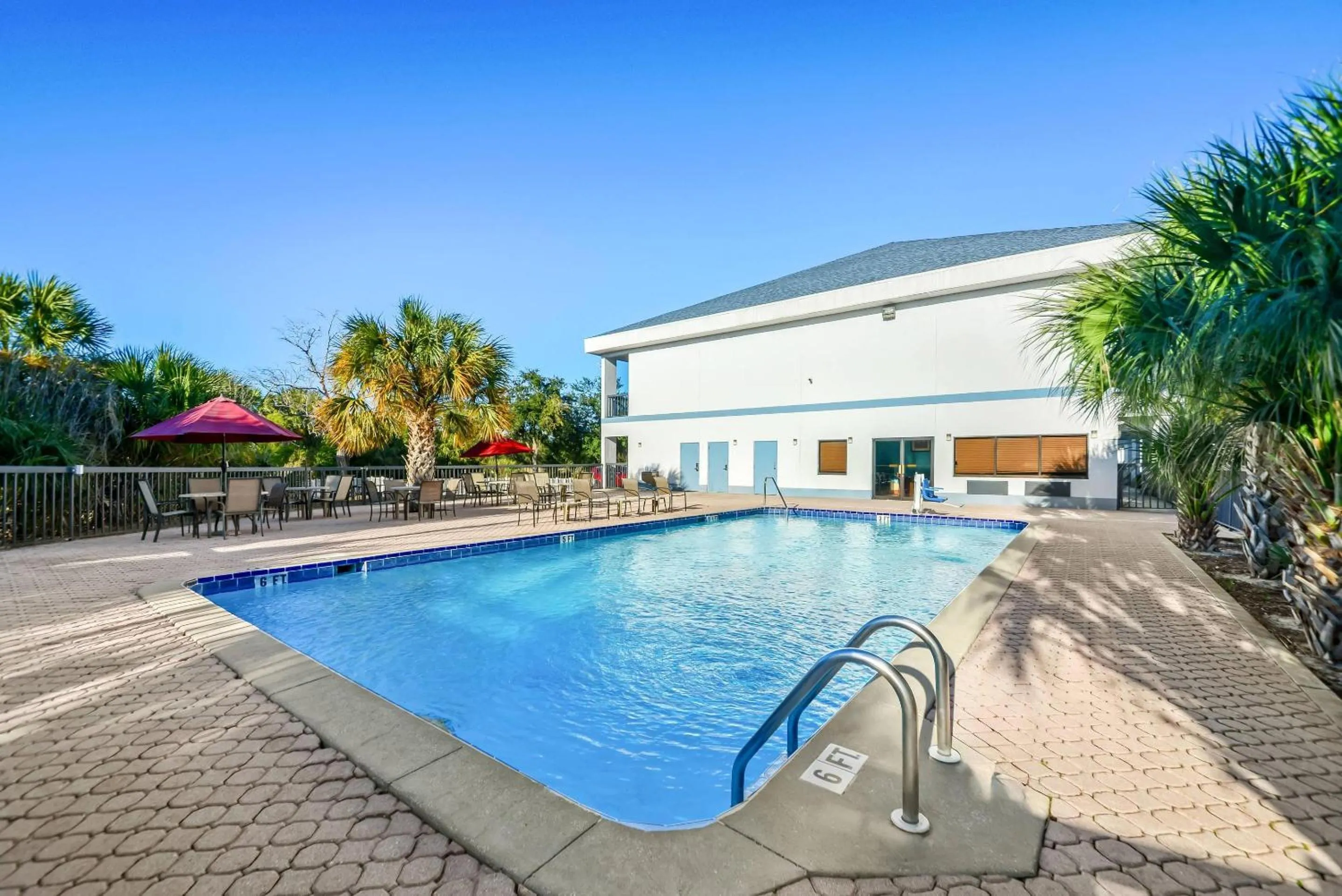 Swimming pool in Quality Inn Weeki Wachee - Spring Hill