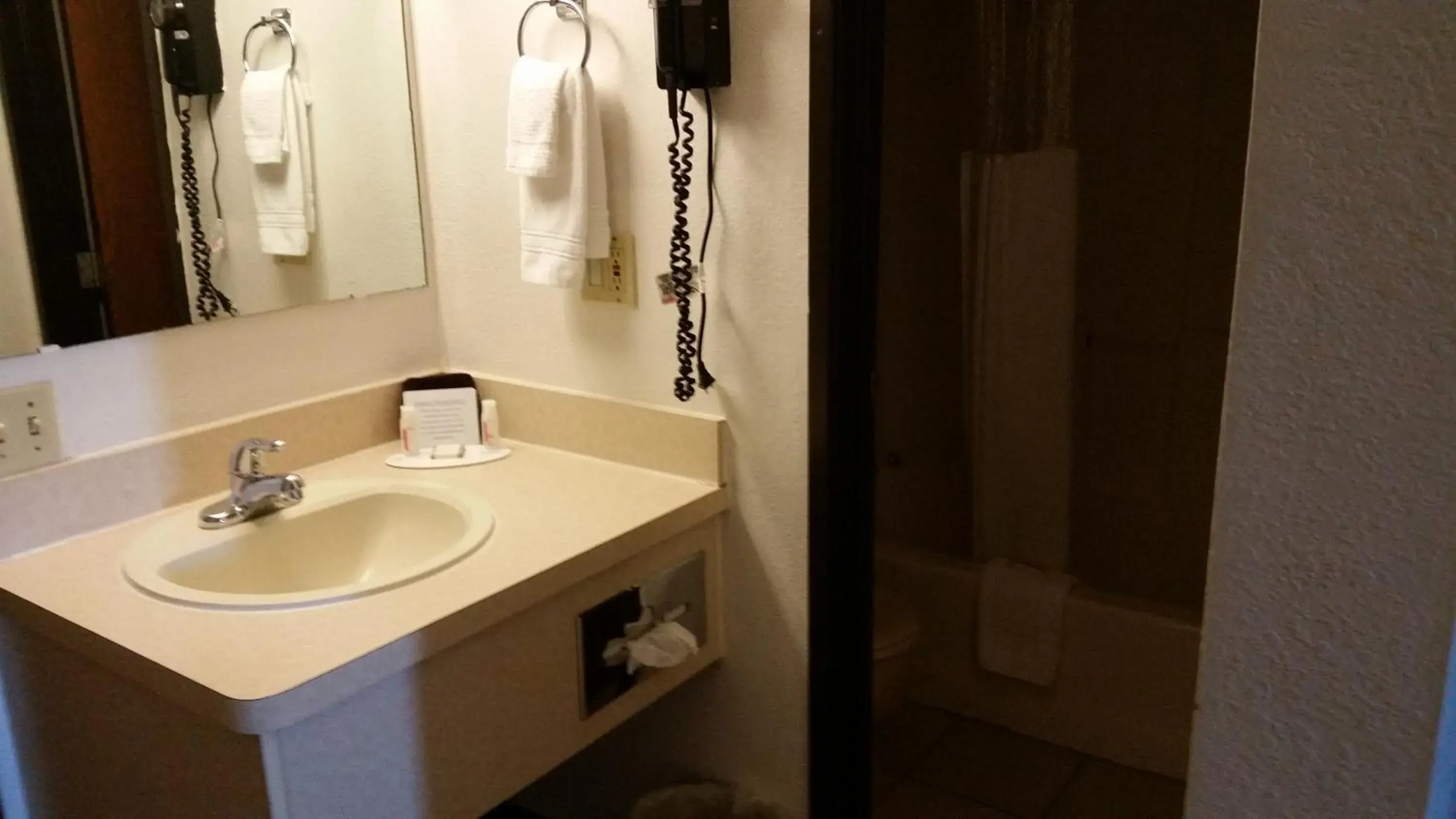 Queen Room with Two Queen Beds - Non-Smoking in Howard Johnson by Wyndham Billings Queen Room with Two Queen Beds - Non-Smoking in Howard Johnson by Wyndham Billings