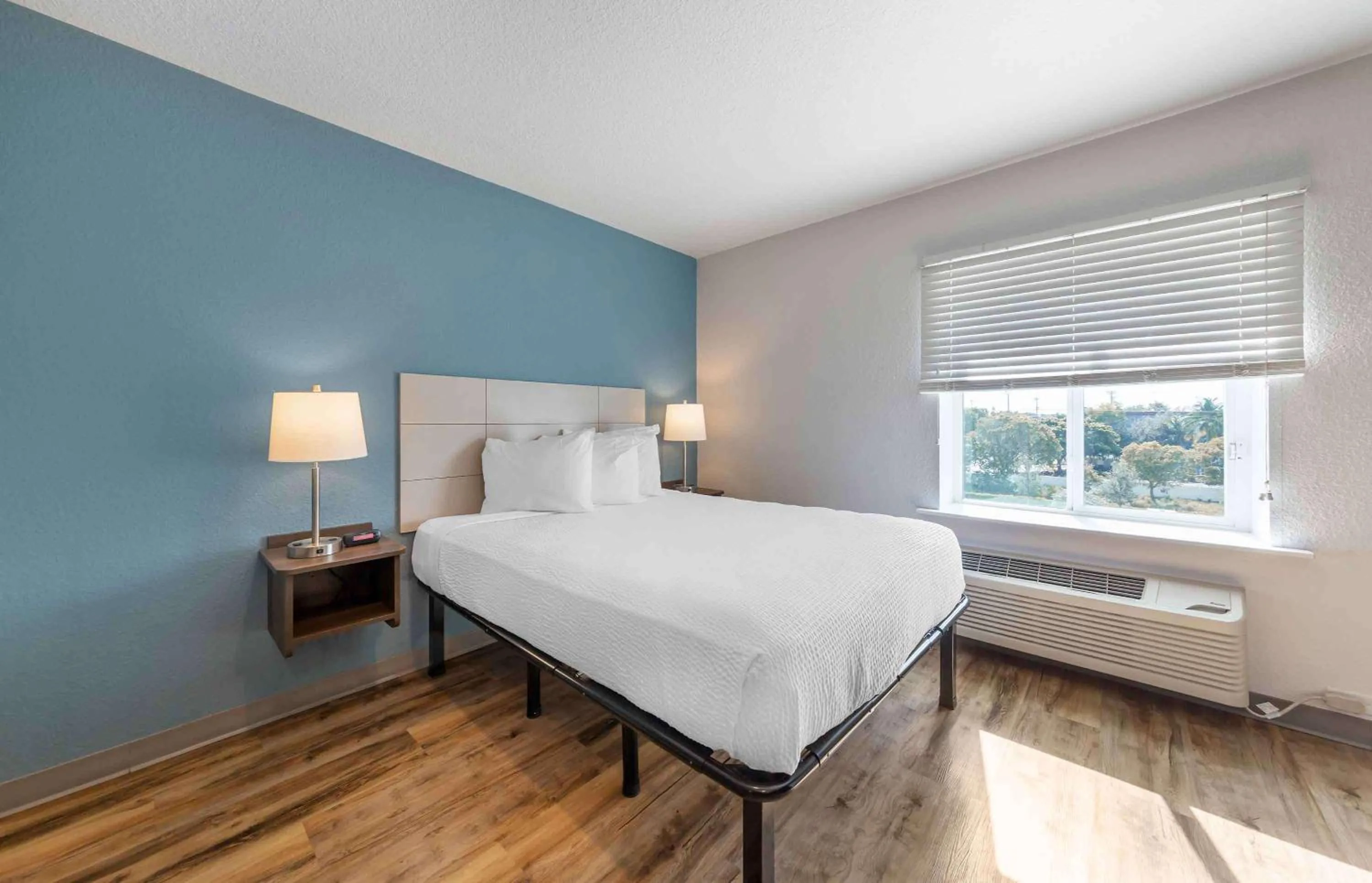 Bedroom, Bed in Extended Stay America Select Suites - Deerfield Beach