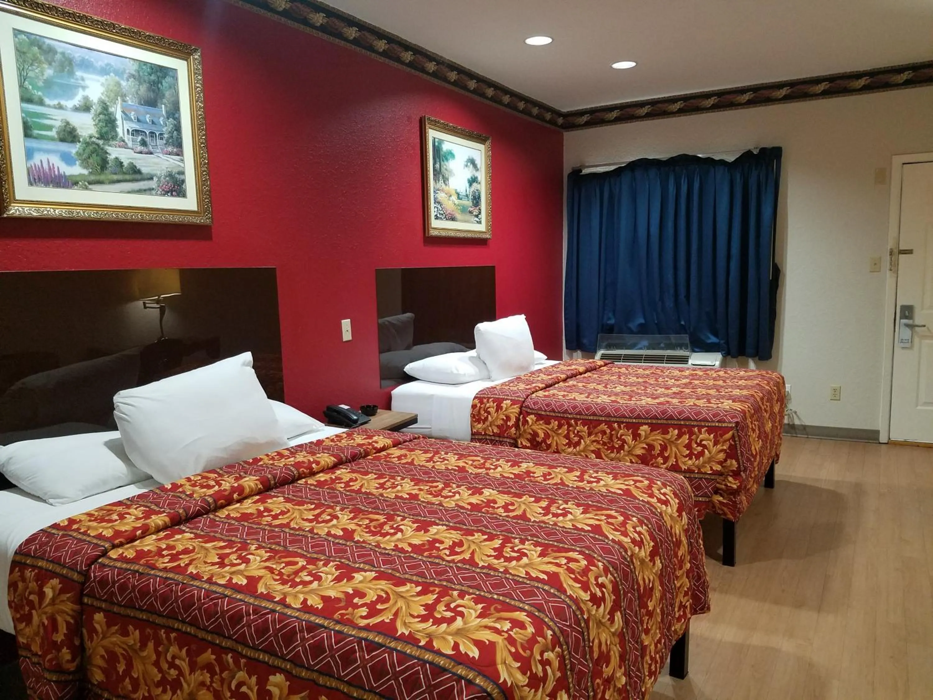 Bed in Scott Inn & Suites - Downtown Houston