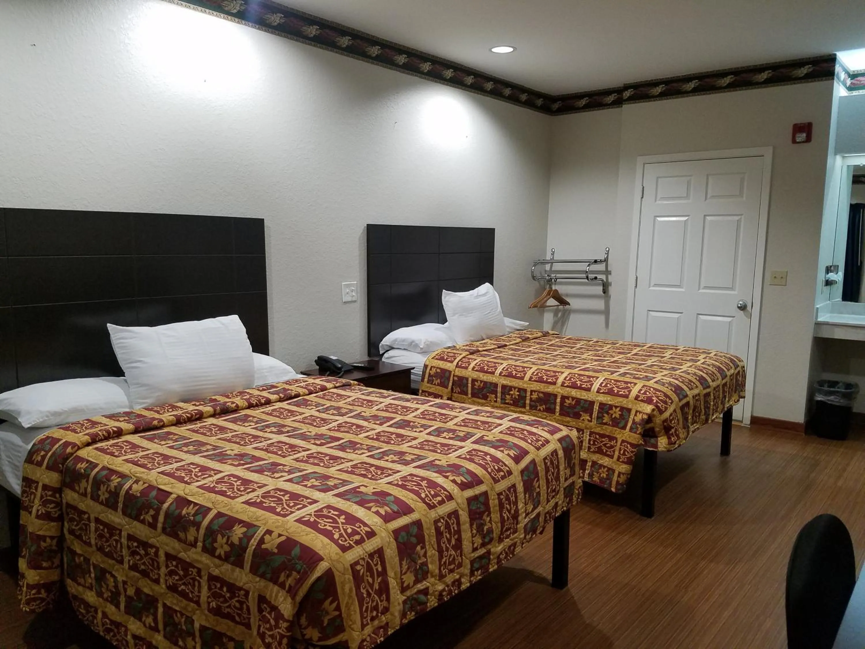 Bed in Scott Inn & Suites - Downtown Houston