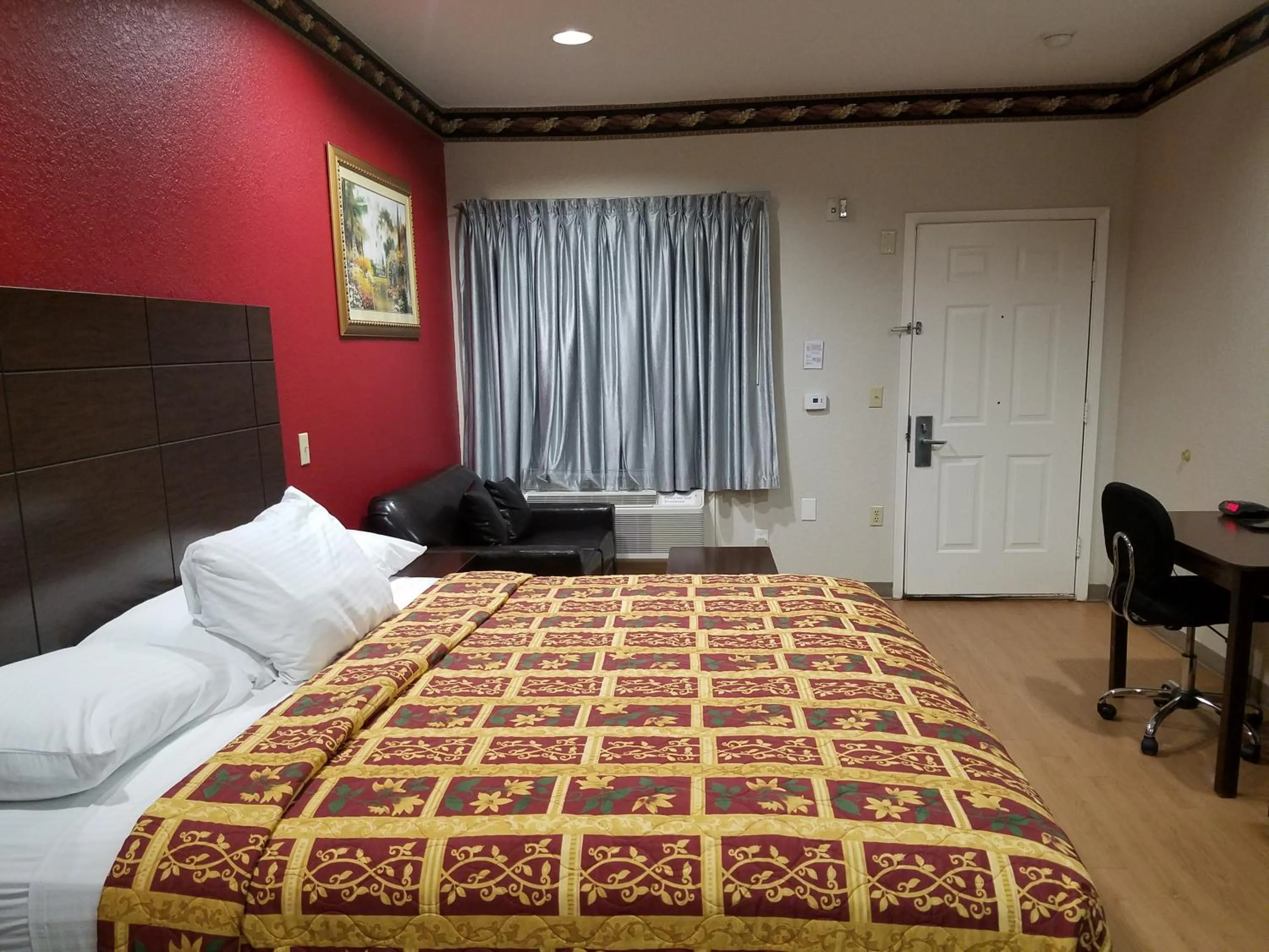 Bed in Scott Inn & Suites - Downtown Houston