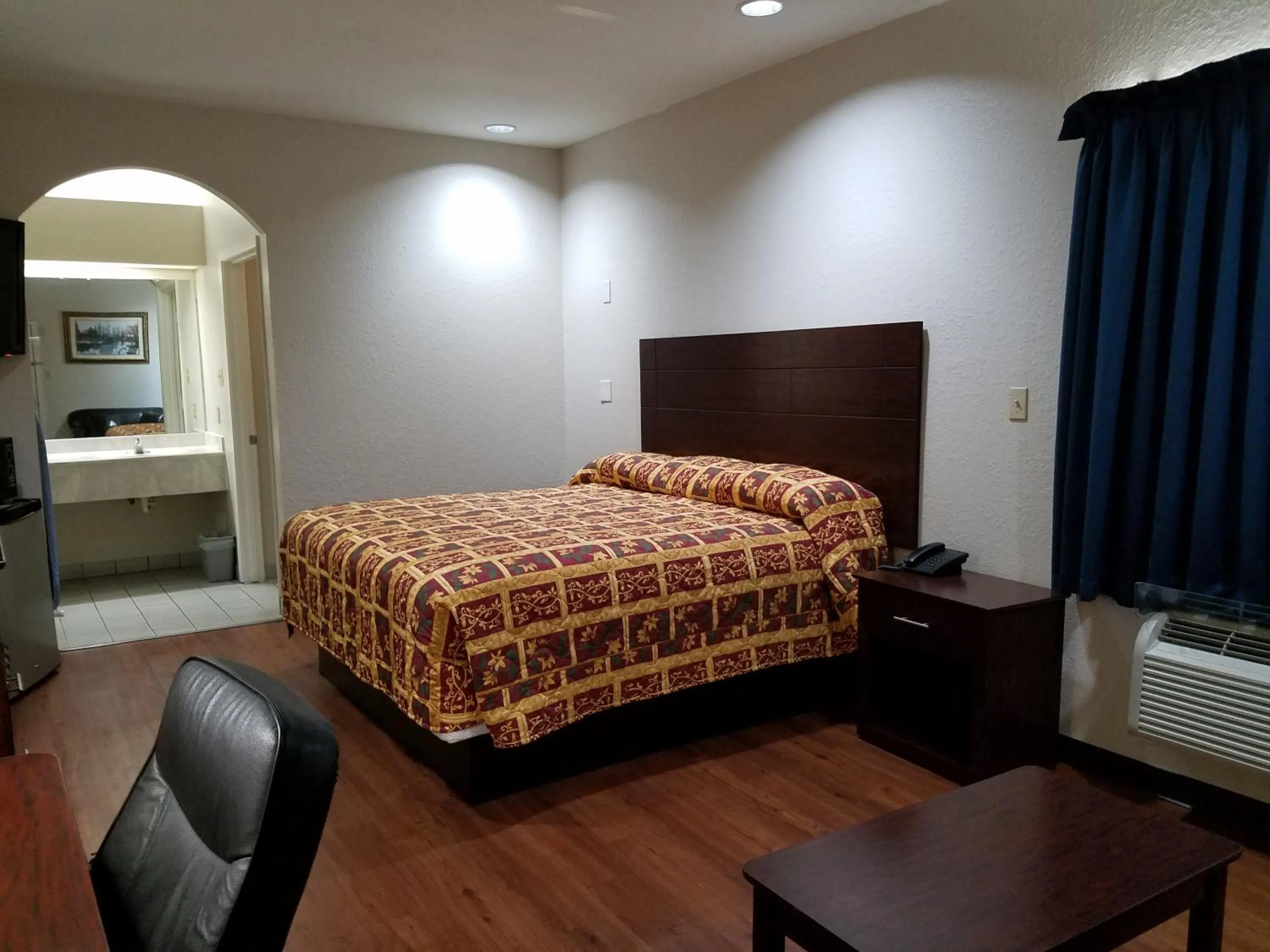 Bed in Scott Inn & Suites - Downtown Houston