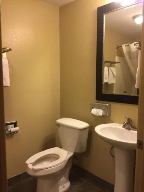 Bathroom in Americas Best Value Inn Caldwell