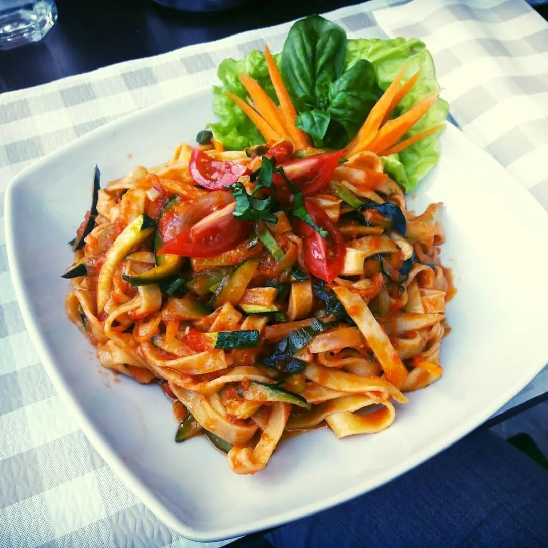 Restaurant/places to eat in Hotel Mojito