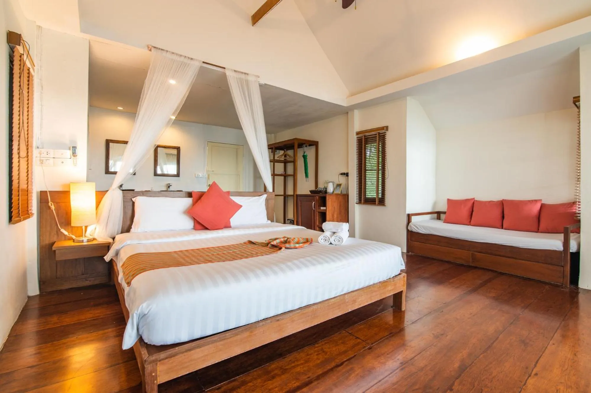Photo of the whole room, Bed in Pawapi Beach Resort Koh Mook