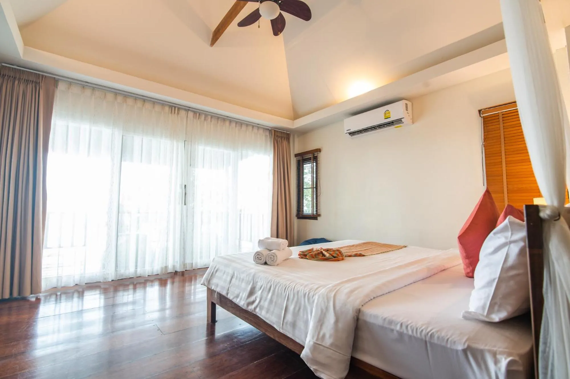 Photo of the whole room, Bed in Pawapi Beach Resort Koh Mook