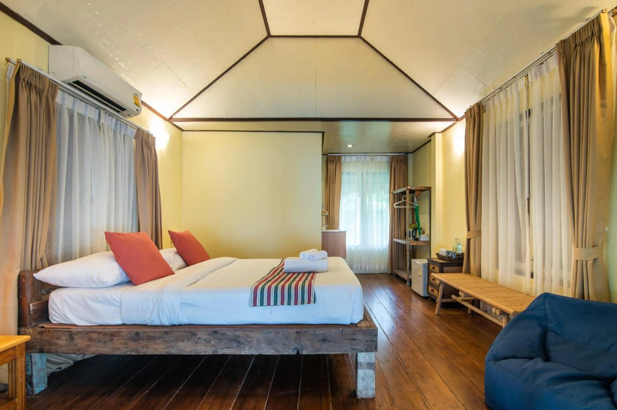 Photo of the whole room, Bed in Pawapi Beach Resort Koh Mook