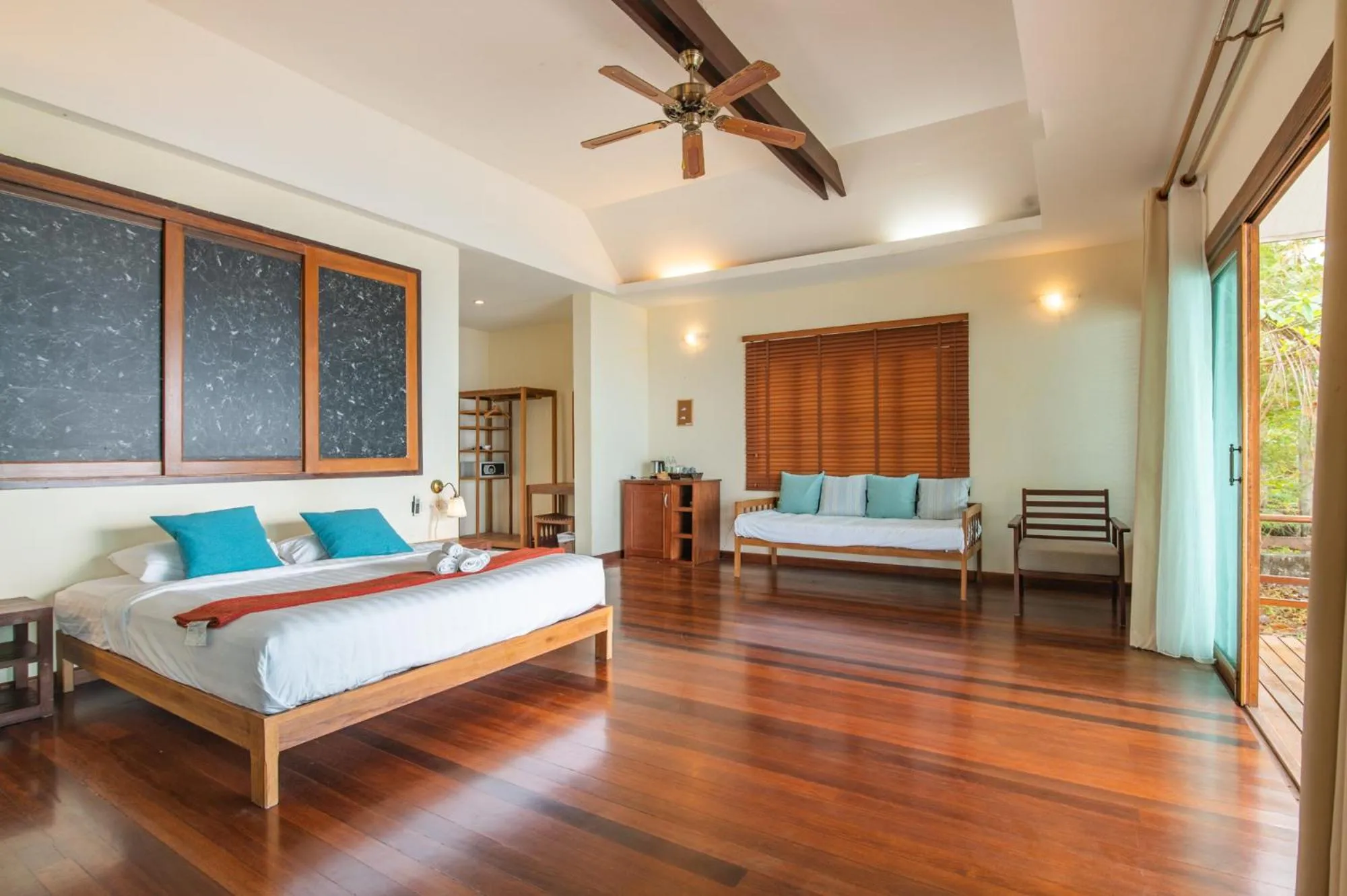 Bed in Pawapi Beach Resort Koh Mook