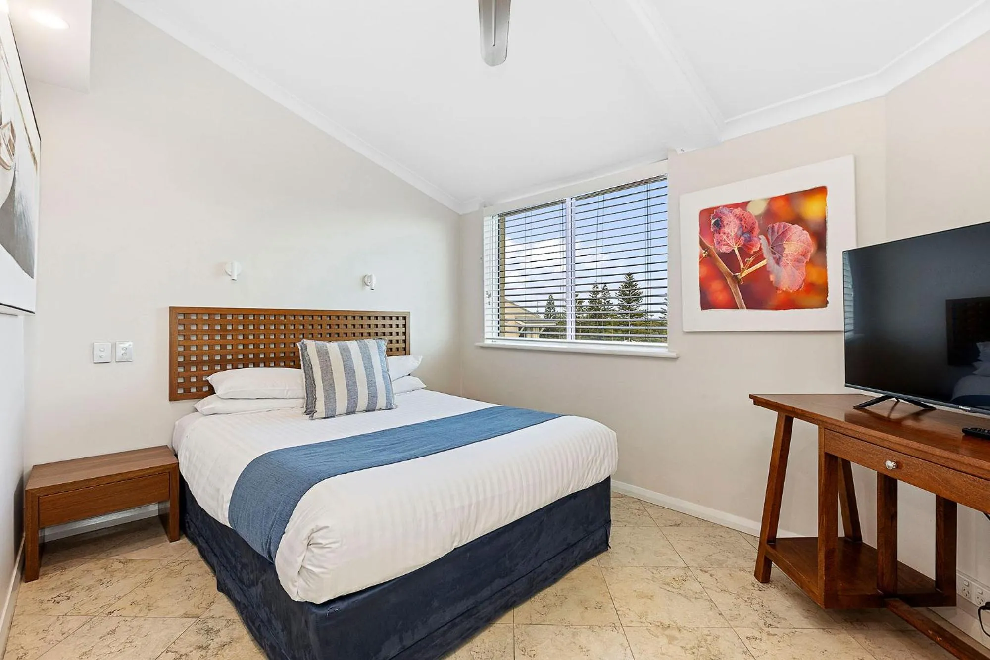 Bedroom, Bed in Seashells Scarborough